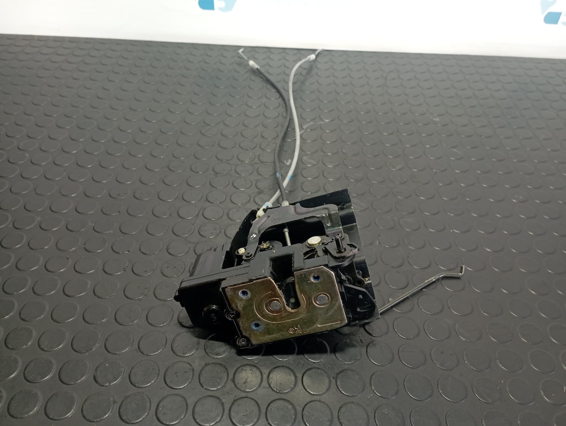 Recambio de CERRADURA PUERTA TRASERA IZQUIERDA para SSANGYONG KYRON 2.0 DI D20DT referencia OEM IAM 7131008003 - GRIS