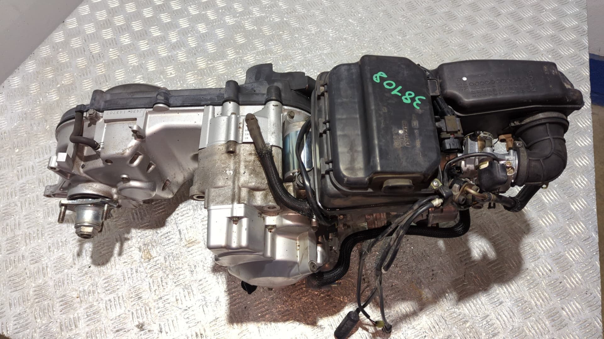 Recambio de MOTOR  para SUZUKI BURGMAN 200 / 250 250 J436 referencia OEM IAM J436 - NEGRO 2