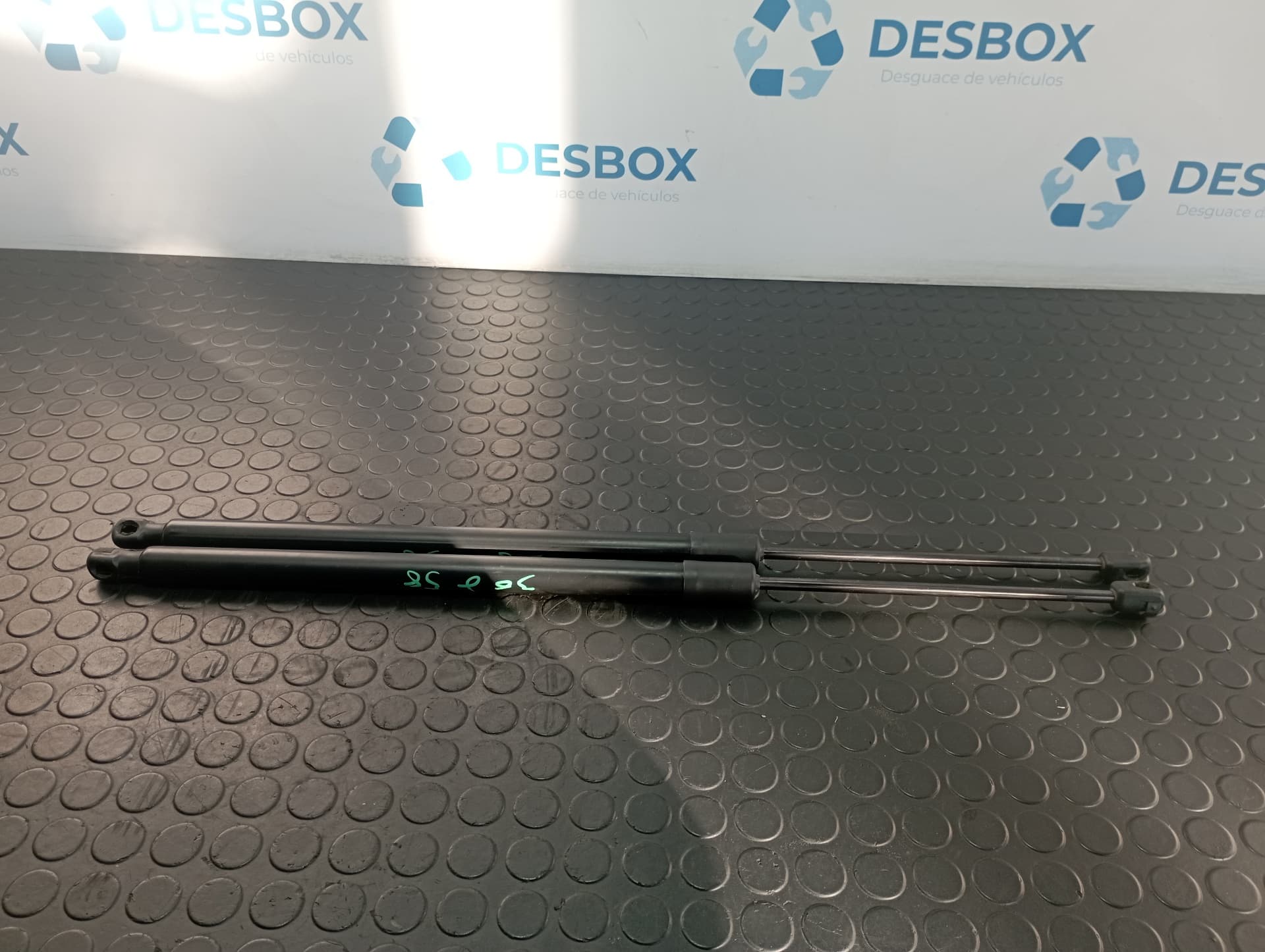 Recambio de AMORTIGUADORES MALETERO / PORTON para VOLKSWAGEN TIGUAN 2.0 TDI DFG referencia OEM IAM 5NA827550B - BLANCO