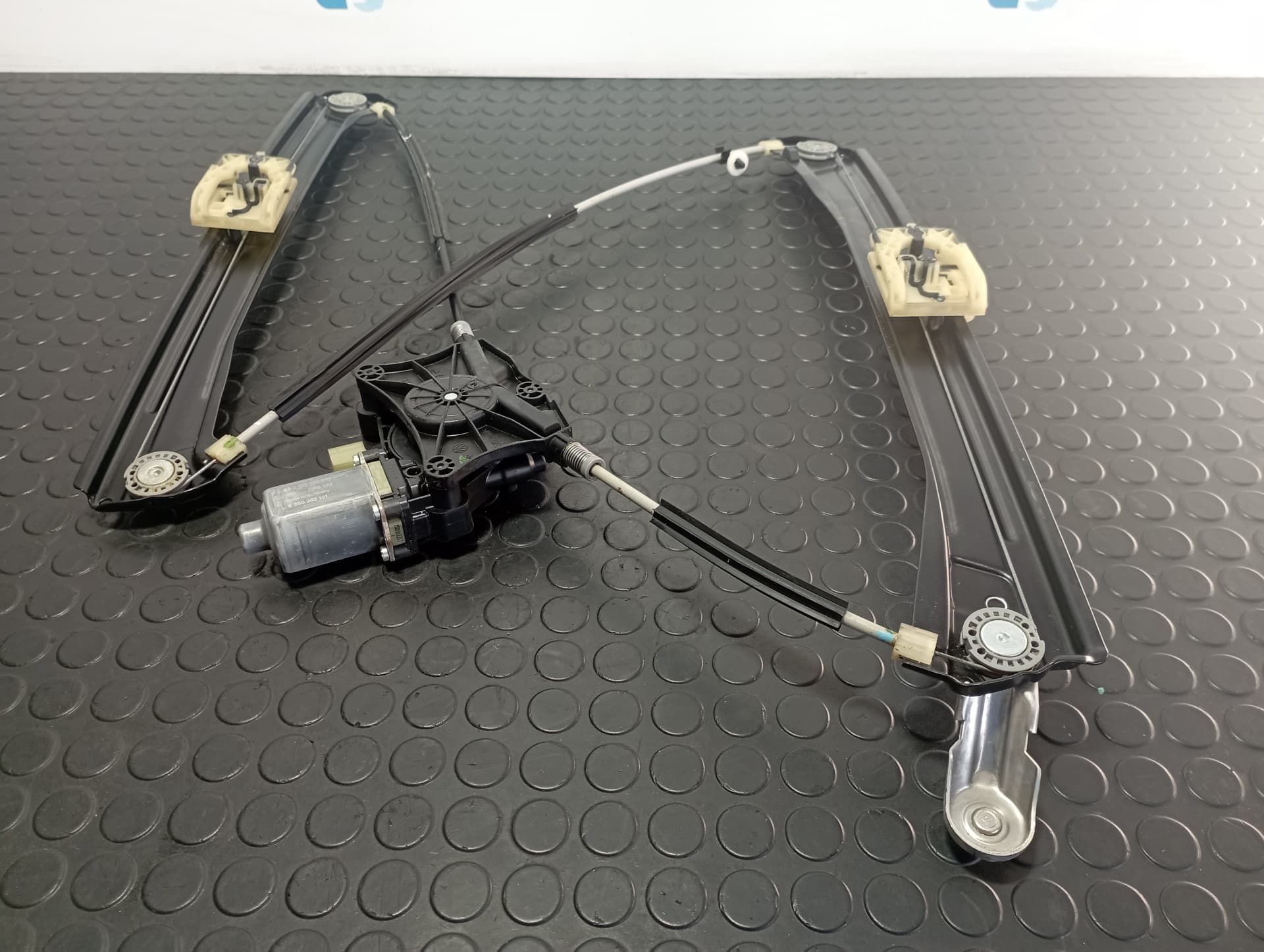 Recambio de ELEVALUNAS DELANTERO DERECHO para VOLKSWAGEN TIGUAN 2.0 TDI DFG referencia OEM IAM 5NA837462A - BLANCO 3