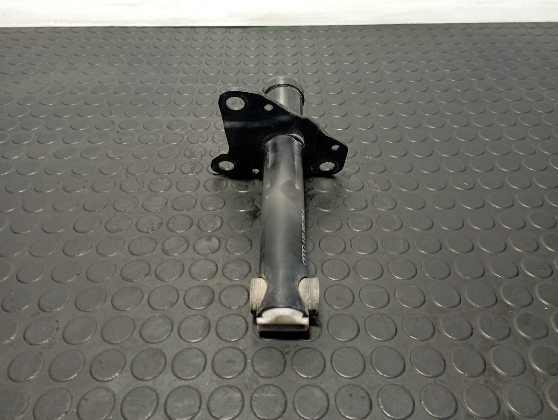 Recambio de PUNTERA DELANTERA DERECHA DE PARAGOLPES para AUDI A4 BERLINA (B5) 1.9 TDI AHU referencia OEM IAM 8D0807134A - GRIS 2
