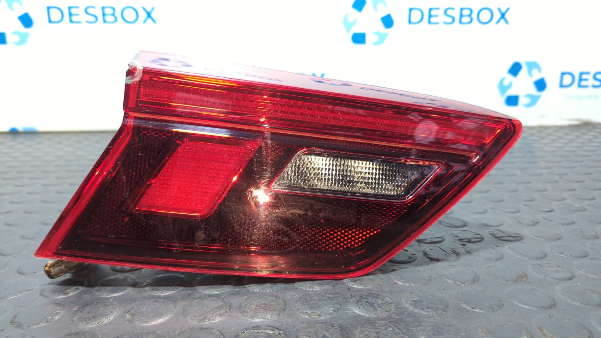 Recambio de PILOTO PORTON IZQUIERDO para VOLKSWAGEN TIGUAN 1.9 TDI DTR referencia OEM IAM 5NA945093F - NEGRO