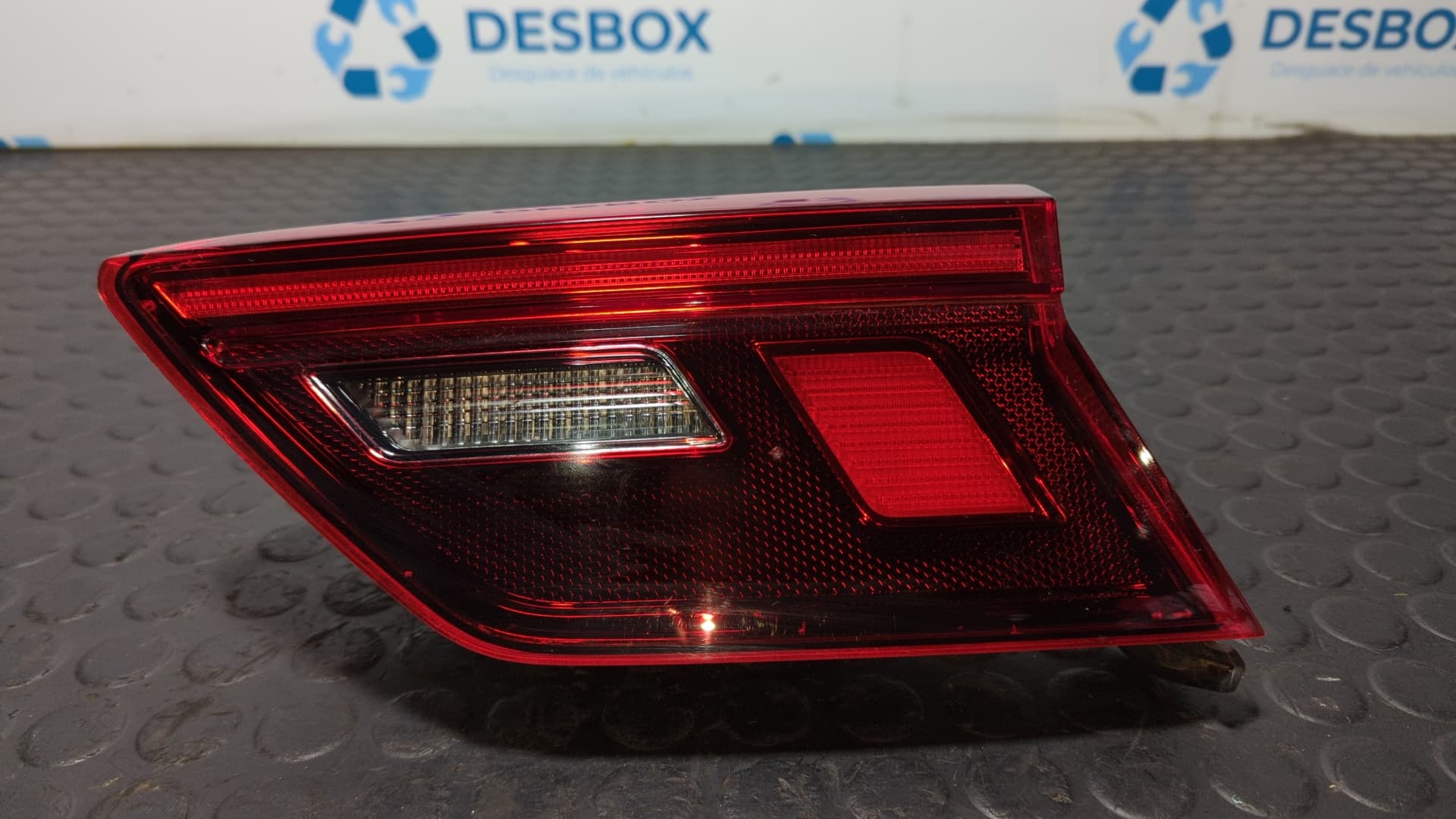 Recambio de PILOTO PORTON DERECHO para VOLKSWAGEN TIGUAN 1.9 TDI DTR referencia OEM IAM 5NA945094F - NEGRO