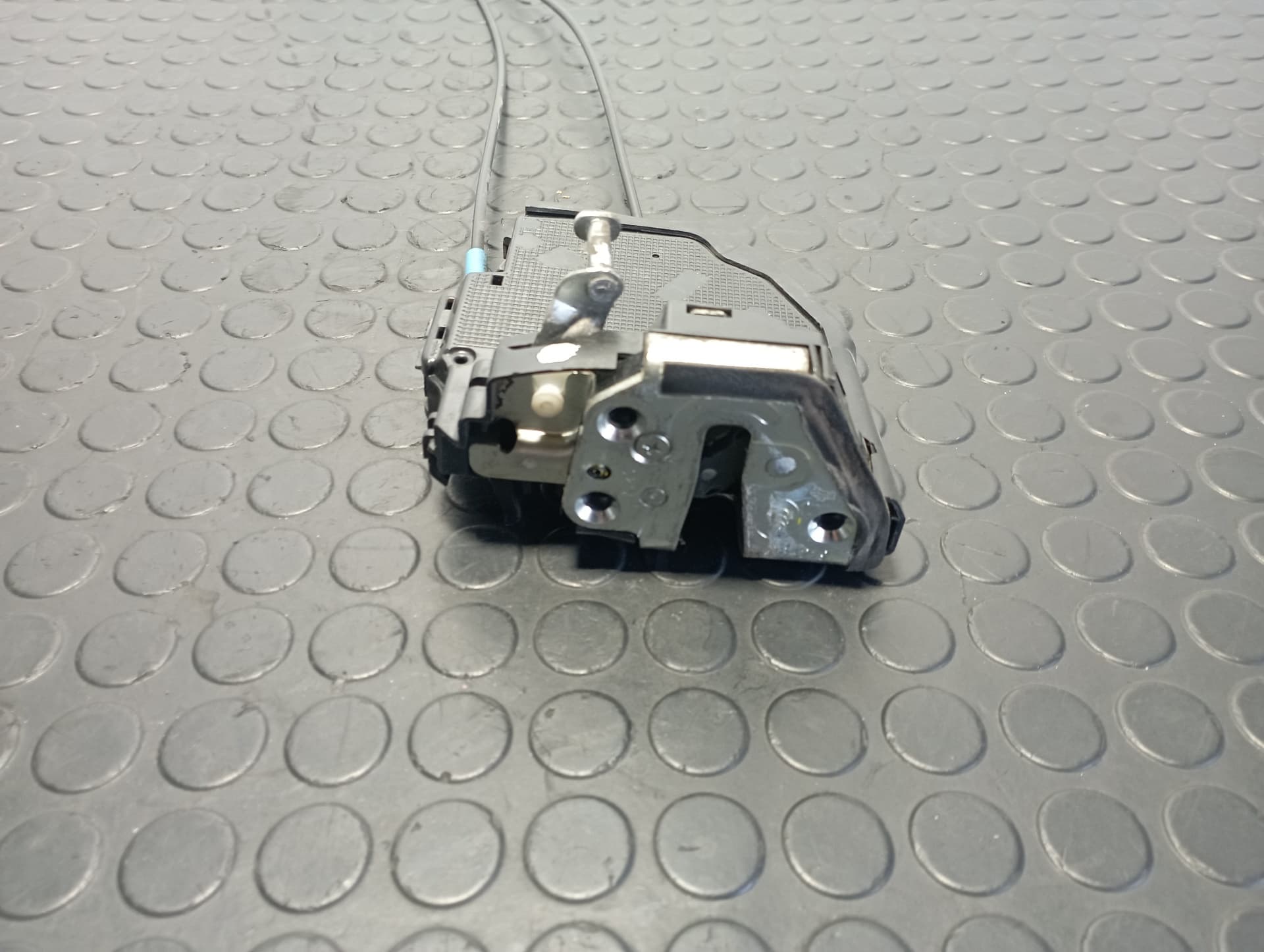 Recambio de CERRADURA PUERTA TRASERA IZQUIERDA para TOYOTA AURIS 1.8 HYBRID 2ZR referencia OEM IAM 6906005051 - BLANCO