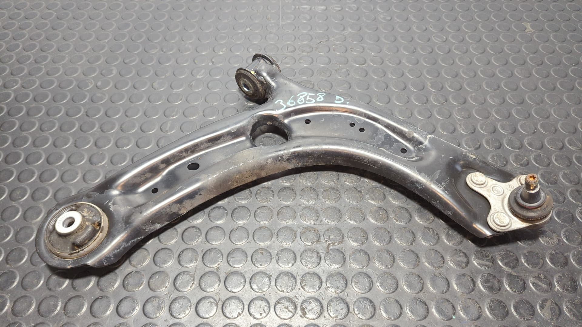 Recambio de BRAZO DERECHO INFERIOR DELANTERO para VOLKSWAGEN TIGUAN 2.0 TDI DFG - BLANCO