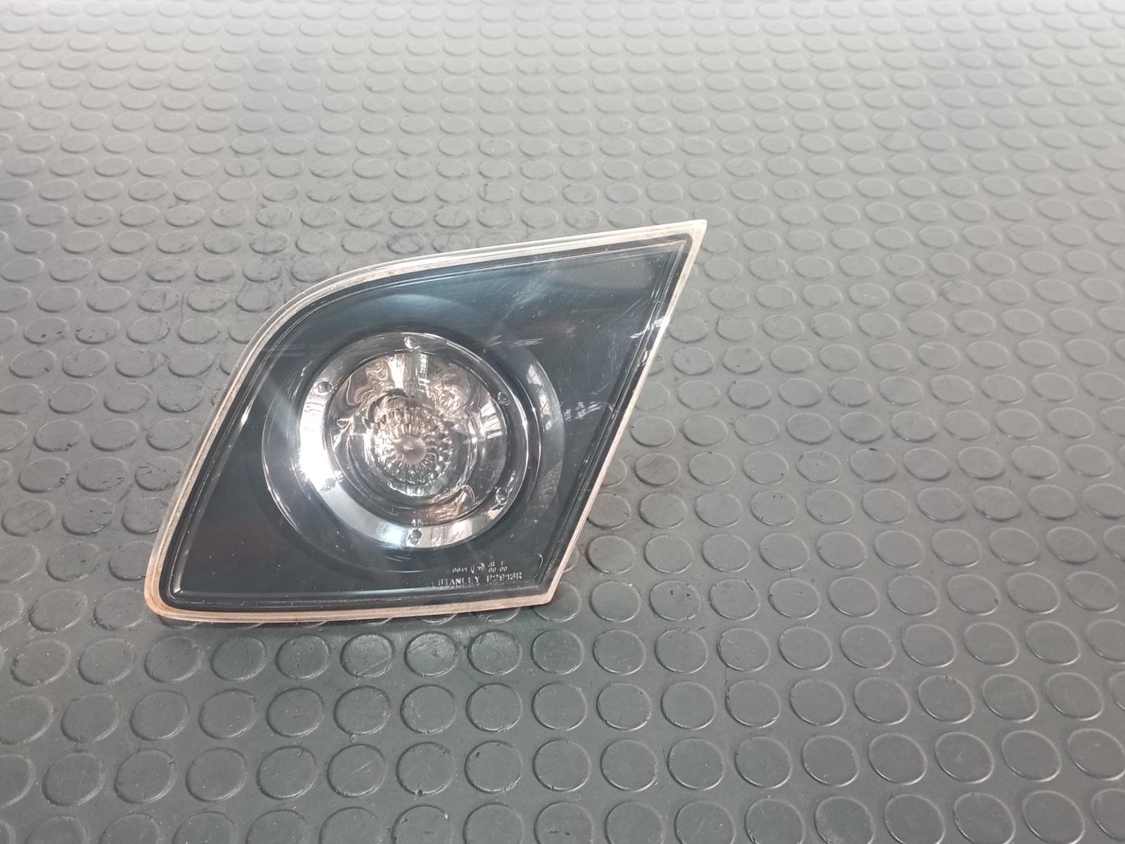 Recambio de PILOTO PORTON DERECHO para MAZDA 3 BERLINA (BK) 1.6 DIESEL Y6 referencia OEM IAM P2913R - NEGRO