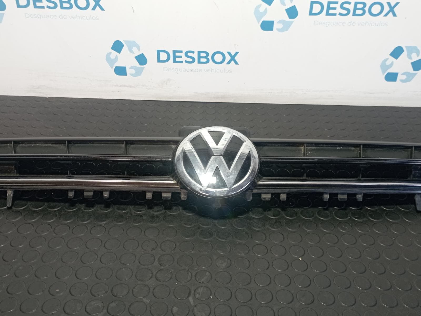 Recambio de REJILLA DELANTERA para VOLKSWAGEN GOLF VII LIM. 1.2 TSI CJZ referencia OEM IAM 5G0853653E - GRIS