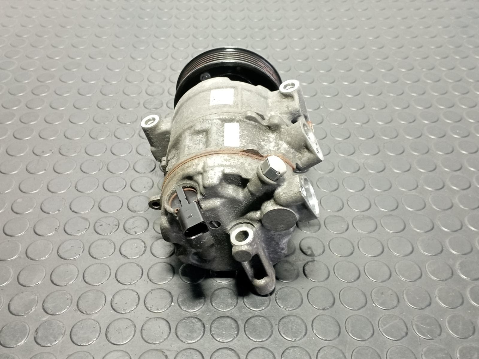 Recambio de COMPRESOR AIRE ACONDICIONADO para VOLKSWAGEN GOLF VII LIM. 1.2 TSI CJZ referencia OEM IAM 5Q0820803 - GRIS 3