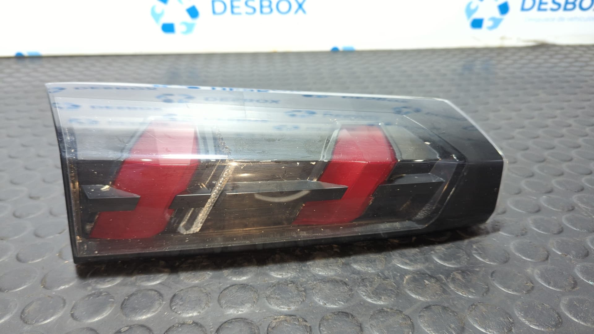 Recambio de PILOTO PORTON IZQUIERDO para PEUGEOT 2008 (--.2013->) 2008 ACTIVE PURETECH HN05 referencia OEM IAM FR26950132 - BLANCO