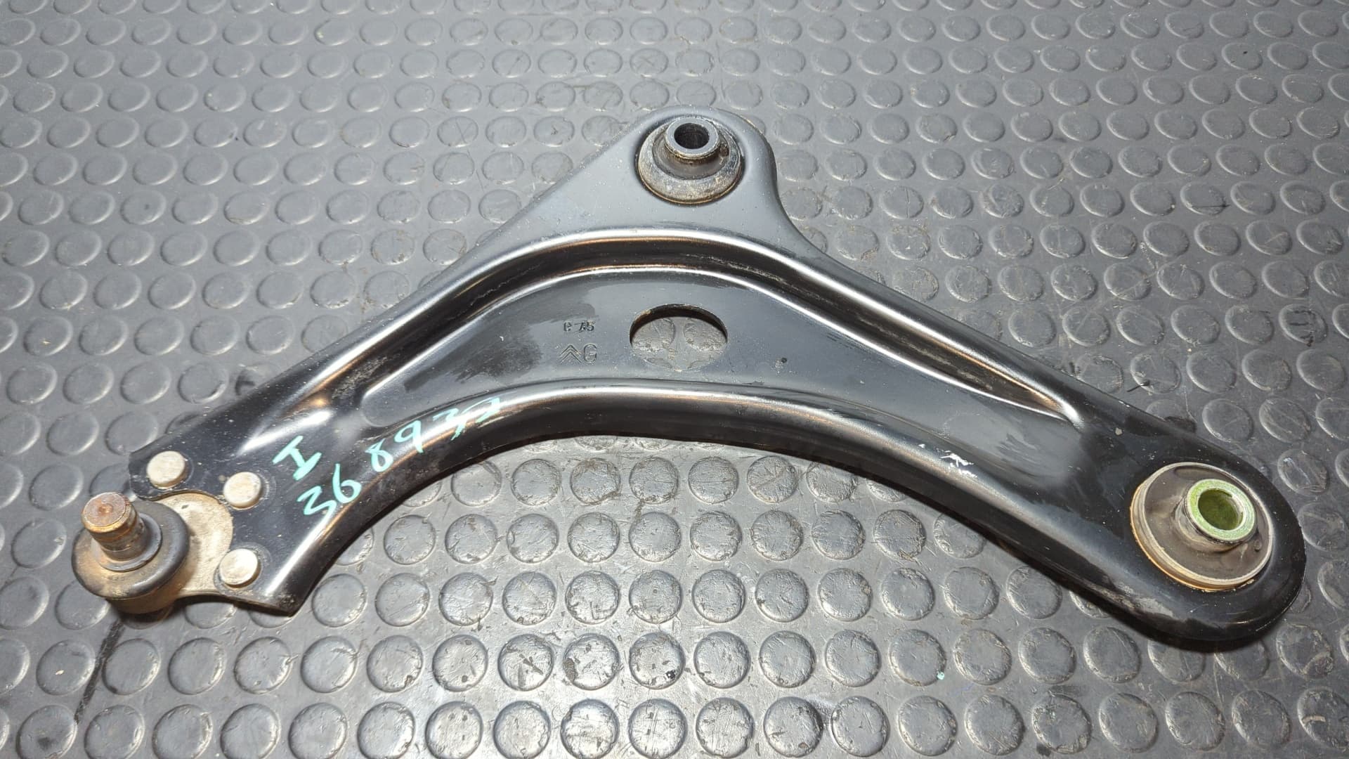 Recambio de BRAZO IZQUIERDO INFERIOR DELANTERO para PEUGEOT 208 1.2 PURETECH HN01 referencia OEM IAM C45 - BLANCO