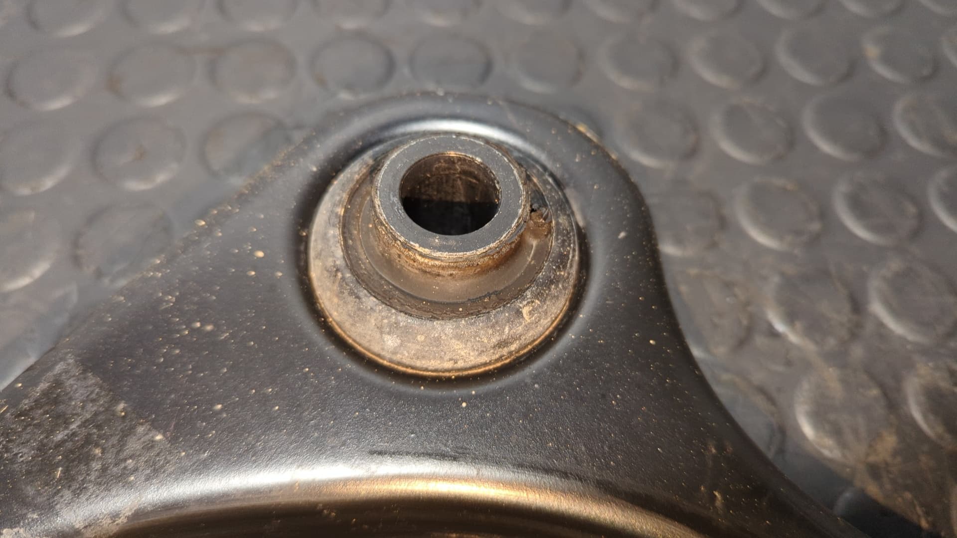 Recambio de BRAZO IZQUIERDO INFERIOR DELANTERO para PEUGEOT 208 1.2 PURETECH HN01 referencia OEM IAM C45 - BLANCO 3