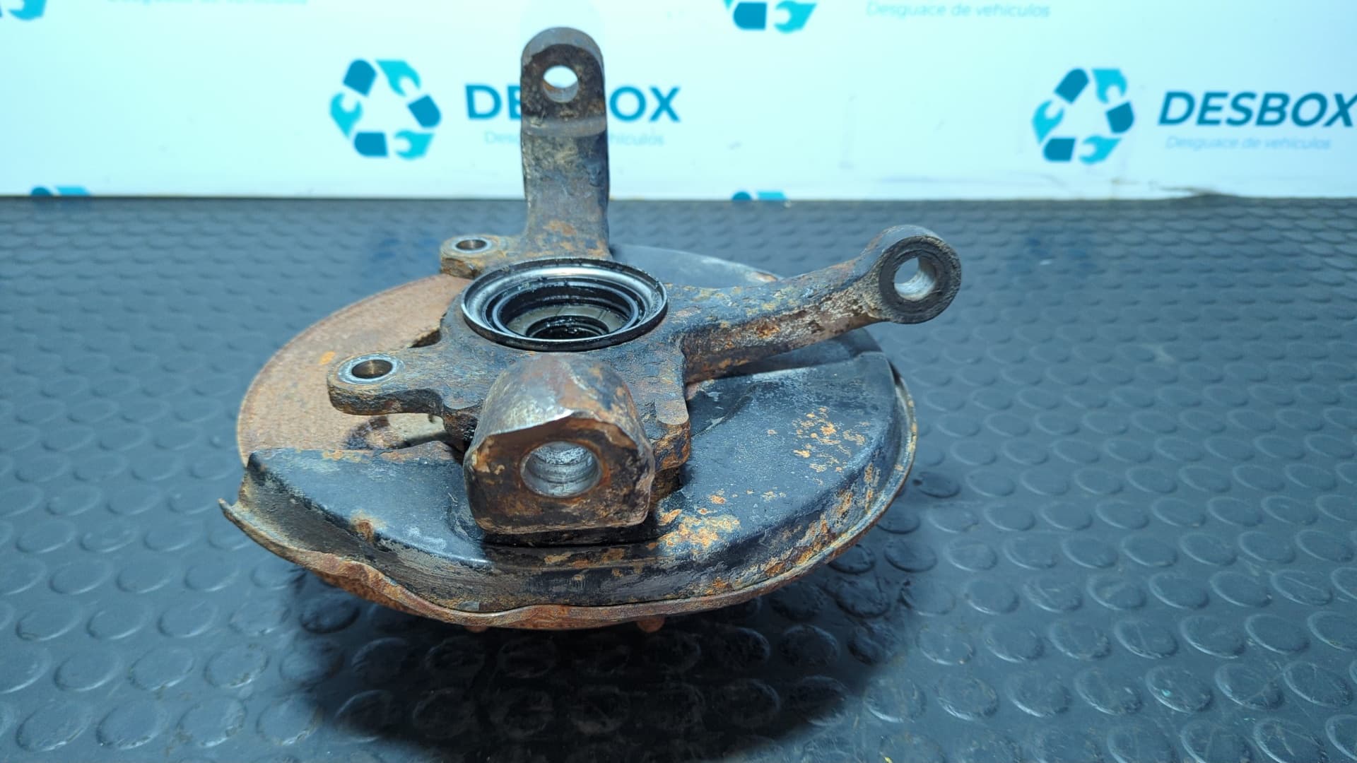 Recambio de MANGUETA DELANTERA IZQUIERDA para ISUZU TROOPER UBS 17 Competition 4JB1TC referencia OEM IAM   - PLATA 2