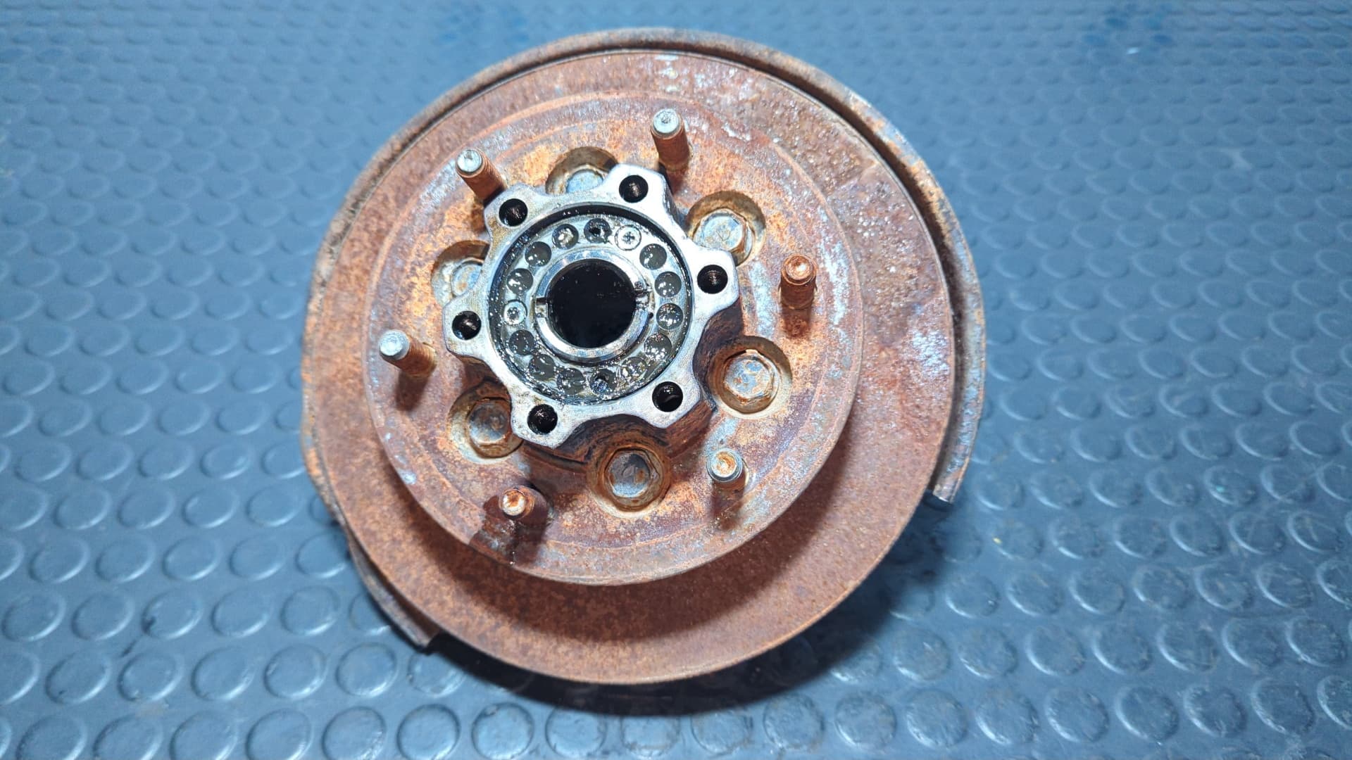 Recambio de MANGUETA DELANTERA IZQUIERDA para ISUZU TROOPER UBS 17 Competition 4JB1TC referencia OEM IAM   - PLATA 4