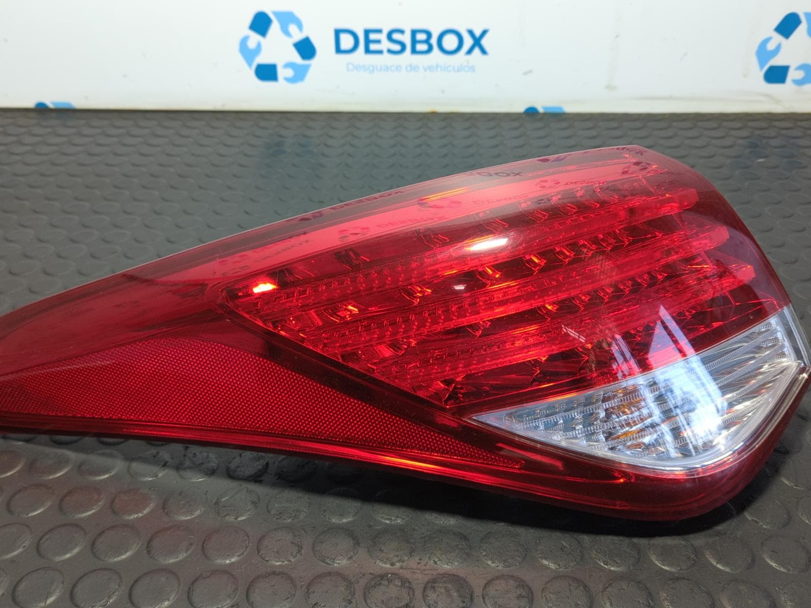 Recambio de PILOTO TRASERO IZQUIERDO para HYUNDAI I40 1.6 CRDI D4FD referencia OEM IAM 924013Z3 - NEGRO