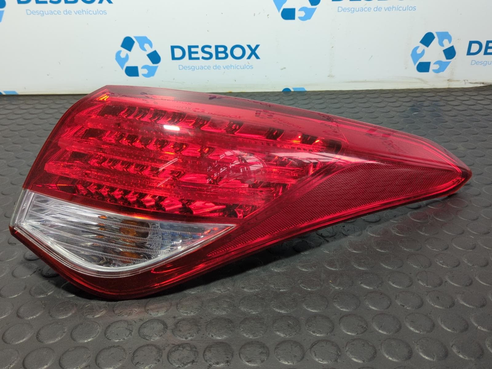 Recambio de PILOTO TRASERO DERECHO para HYUNDAI I40 1.6 CRDI D4FD - NEGRO