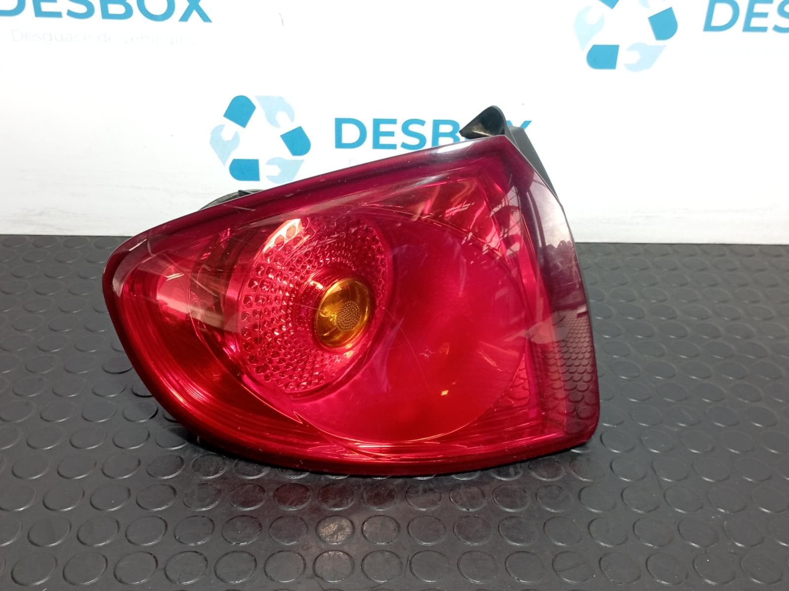 Recambio de PILOTO TRASERO IZQUIERDO para SEAT ALTEA (5P1) 1.6 CAY referencia OEM IAM 5P0945095 - ROJO