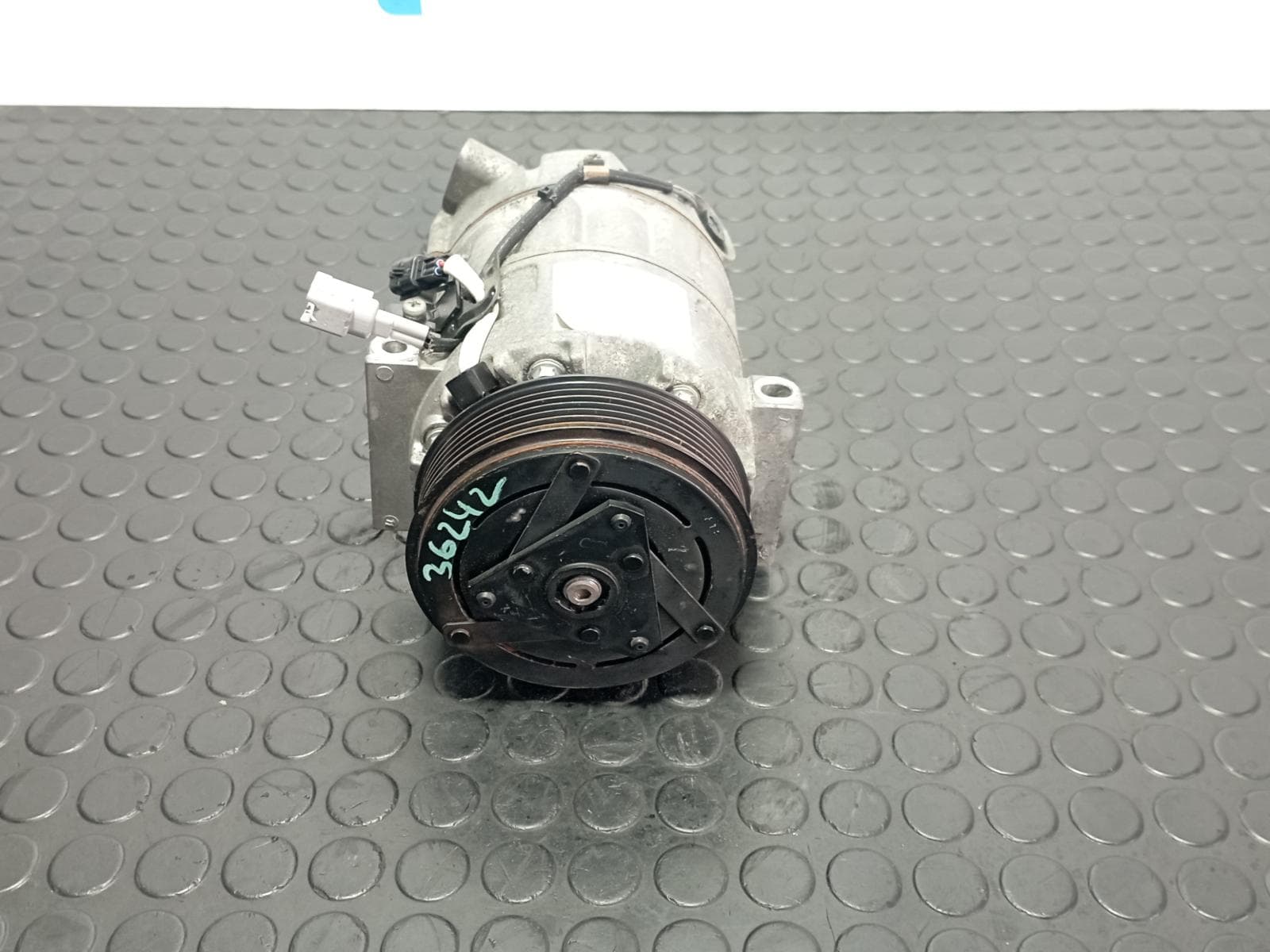 Recambio de COMPRESOR AIRE ACONDICIONADO para RENAULT LAGUNA GRANDTOUR III Dynamique M9RB8 referencia OEM IAM 8200890987C - GRIS