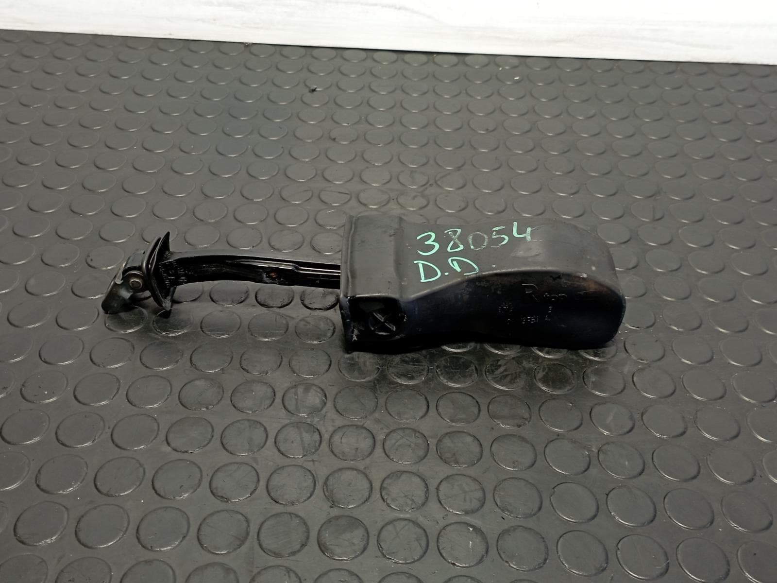 Recambio de RETENEDOR PUERTA DERECHA para VOLKSWAGEN GOLF VII LIM. 1.2 TSI CJZ referencia OEM IAM 5G0837267 - GRIS