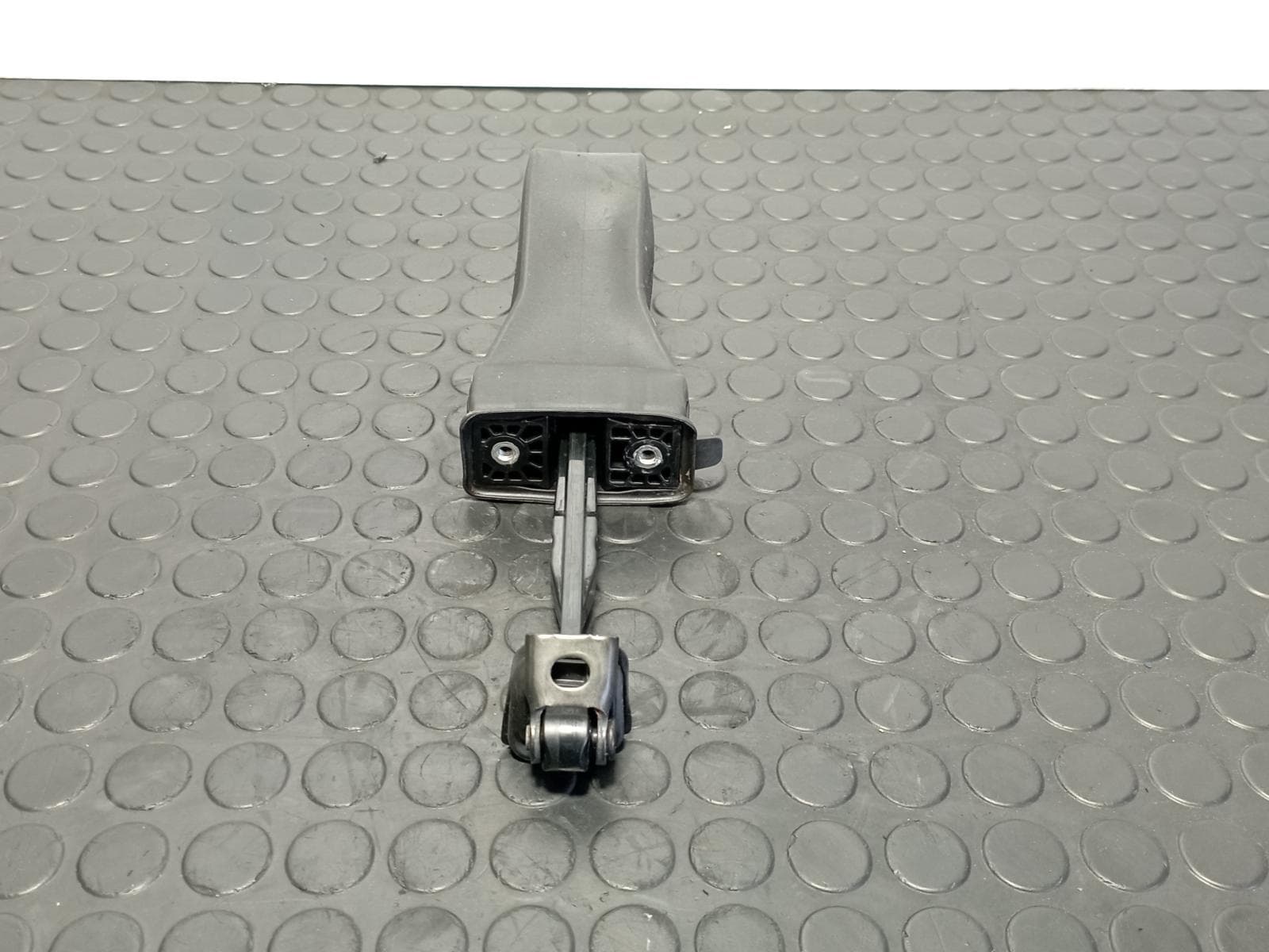 Recambio de RETENEDOR PUERTA DERECHA para VOLKSWAGEN GOLF VII LIM. 1.2 TSI CJZ referencia OEM IAM 5G0837267 - GRIS 2