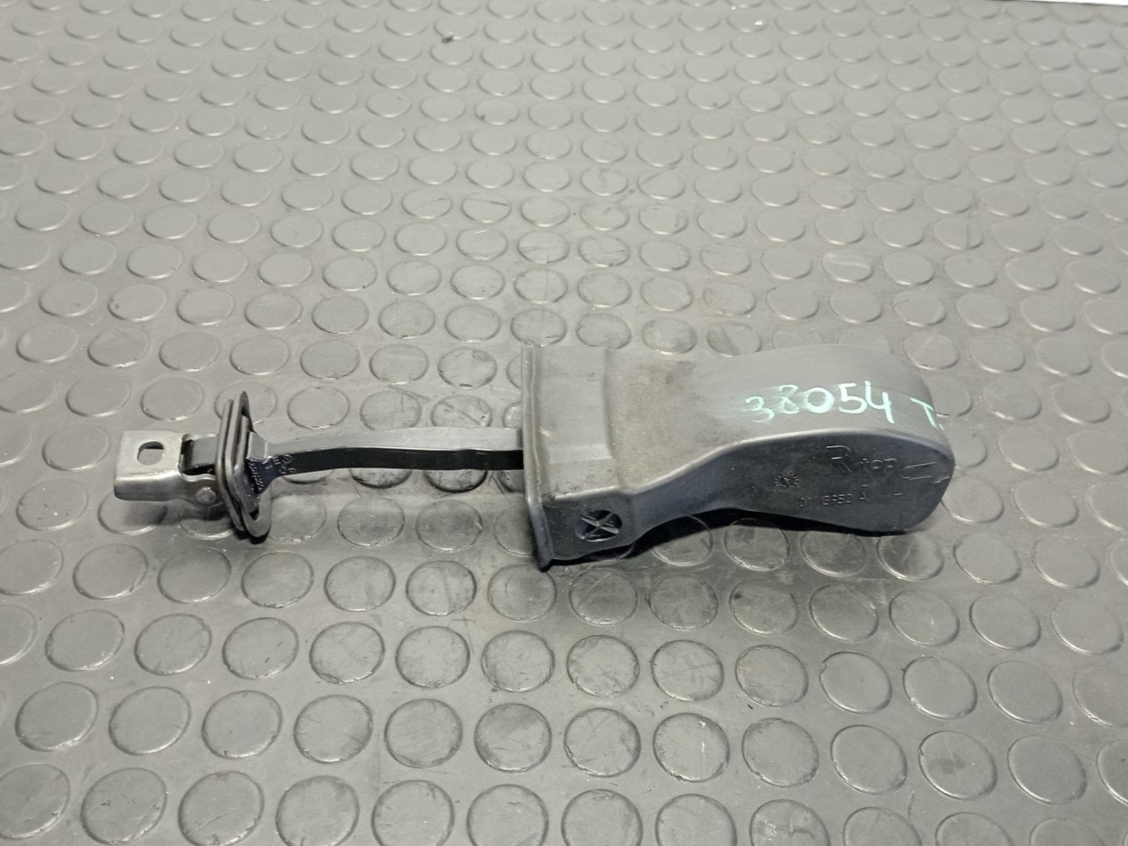 Recambio de RETENEDOR PUERTA IZQUIERDA  para VOLKSWAGEN GOLF VII LIM. 1.2 TSI CJZ referencia OEM IAM 5G0839267 - GRIS