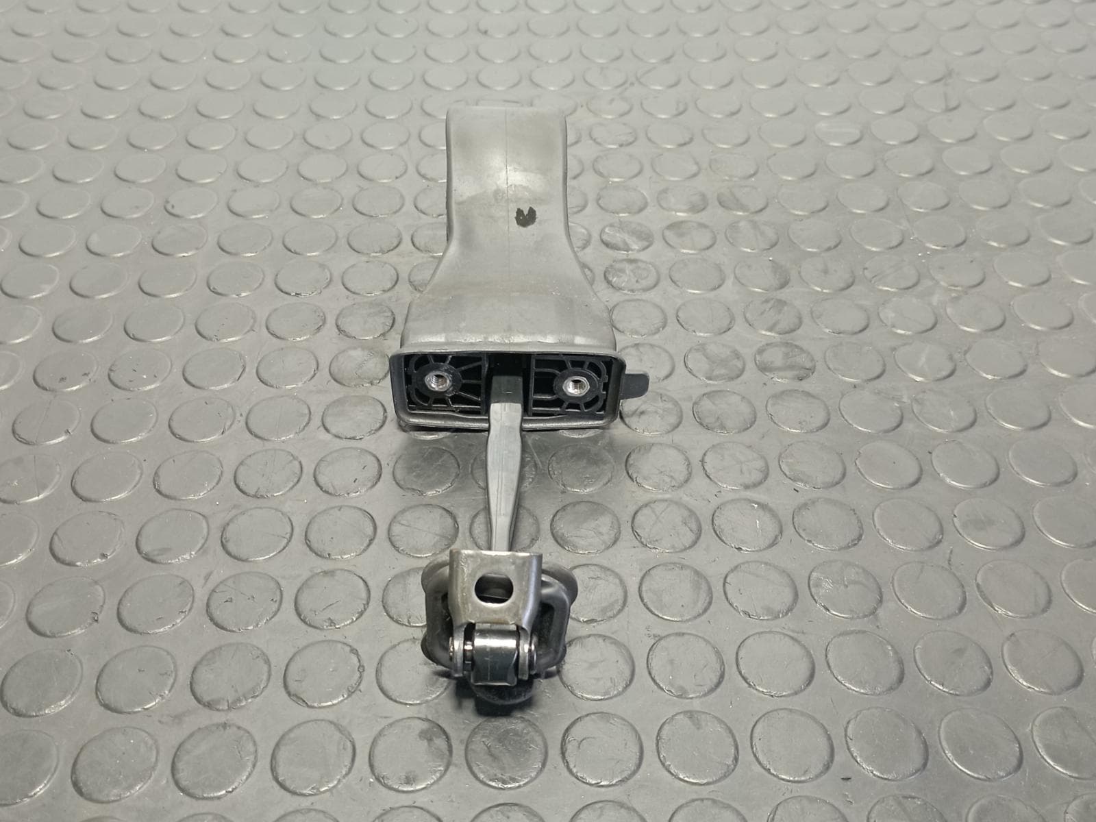 Recambio de RETENEDOR PUERTA IZQUIERDA  para VOLKSWAGEN GOLF VII LIM. 1.2 TSI CJZ referencia OEM IAM 5G0839267 - GRIS 2