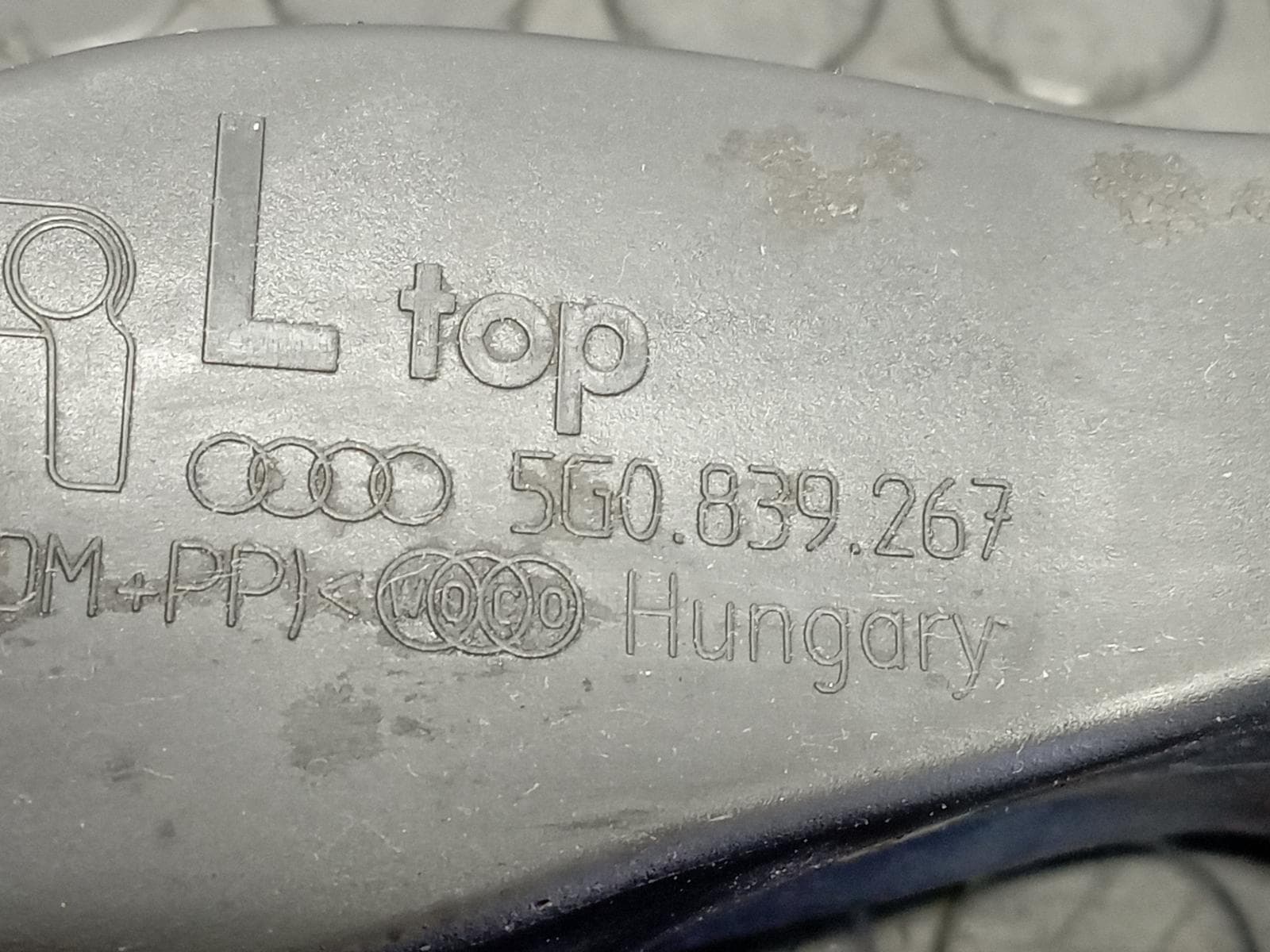 Recambio de RETENEDOR PUERTA IZQUIERDA  para VOLKSWAGEN GOLF VII LIM. 1.2 TSI CJZ referencia OEM IAM 5G0839267 - GRIS 3