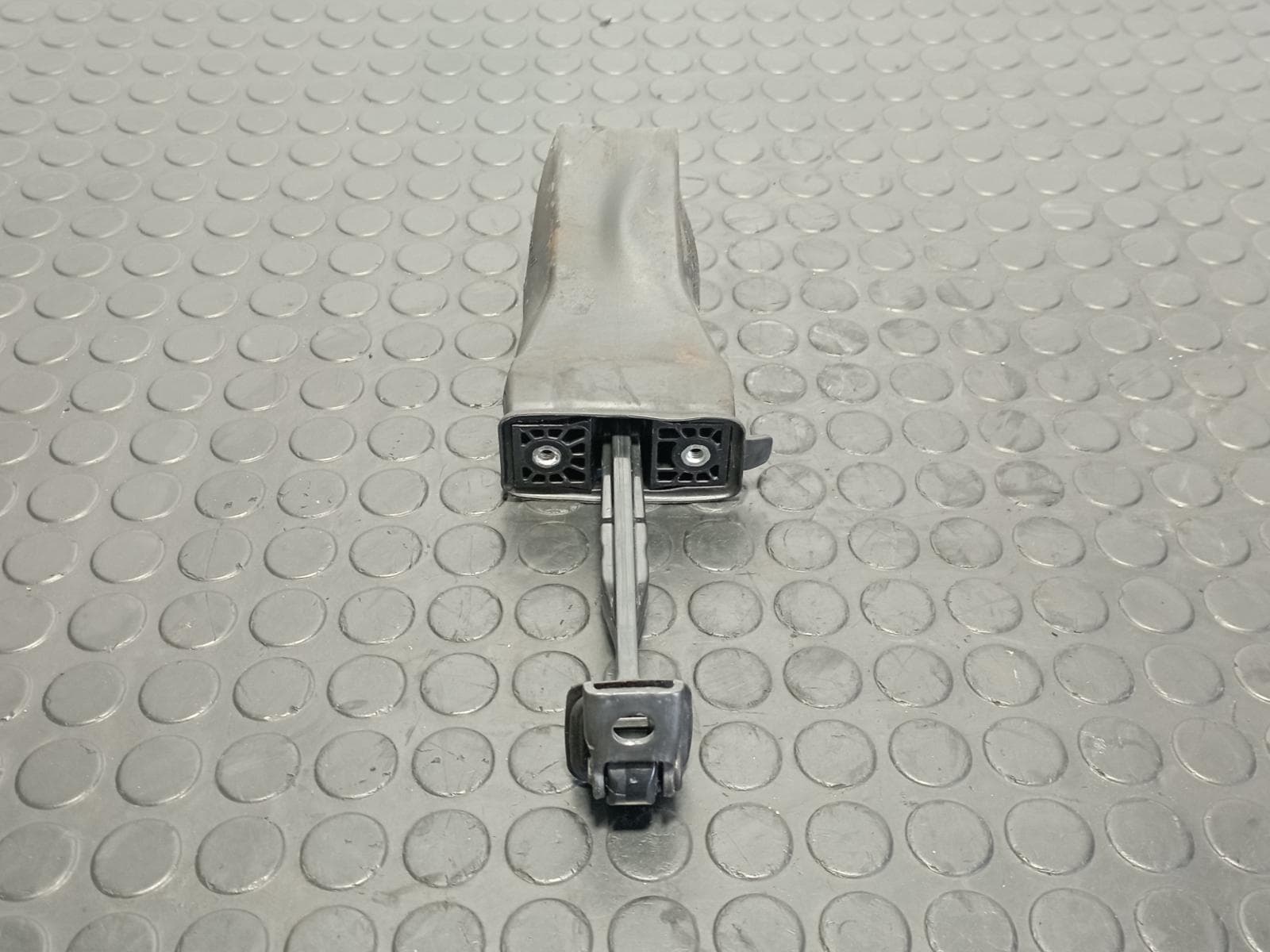 Recambio de RETENEDOR PUERTA IZQUIERDA  para VOLKSWAGEN GOLF VII LIM. 1.2 TSI CJZ referencia OEM IAM 5G0837267 - GRIS 2