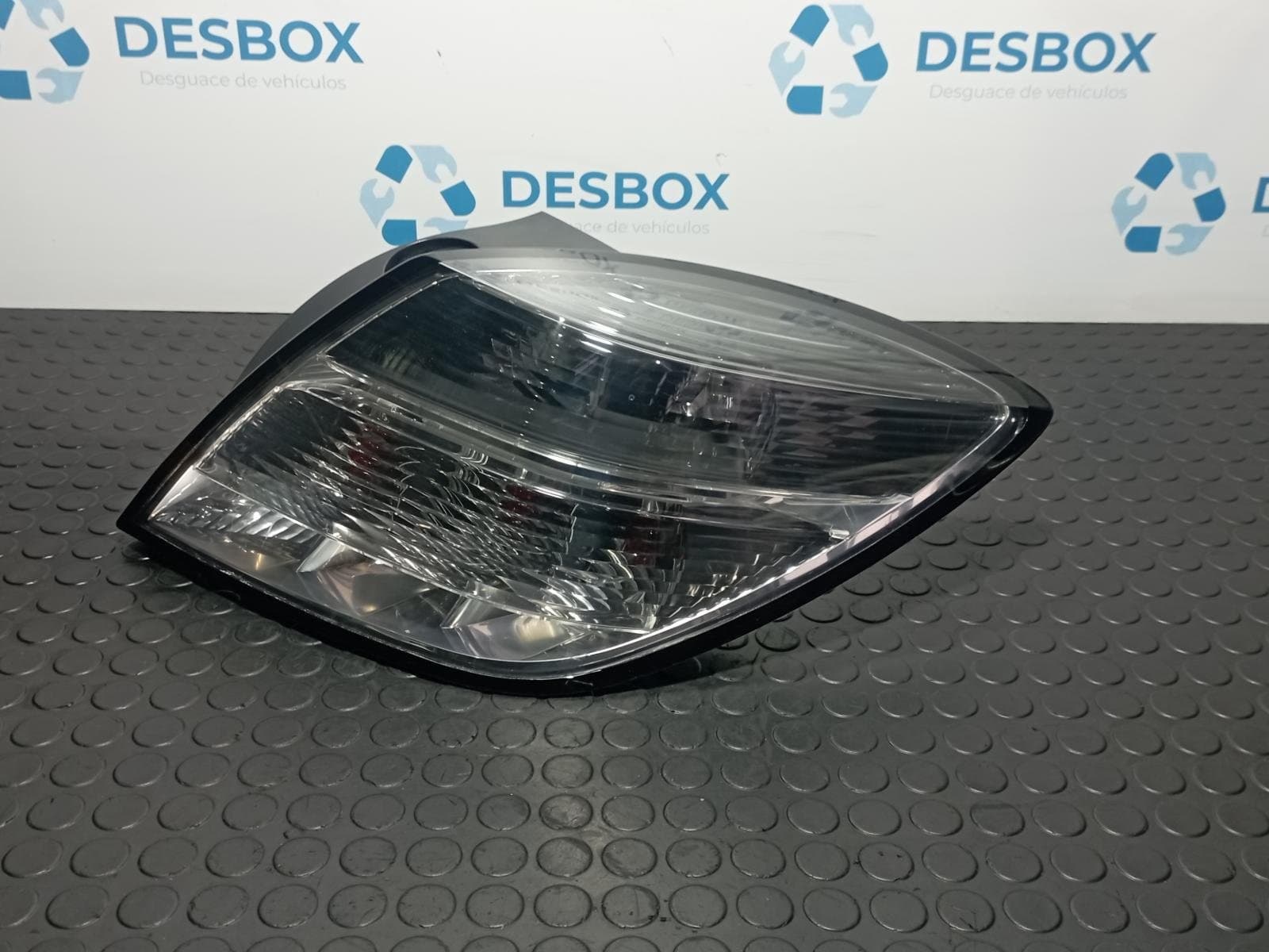 Recambio de PILOTO TRASERO DERECHO para OPEL ASTRA GTC Cosmo Z17DTH referencia OEM IAM 008748 - NEGRO