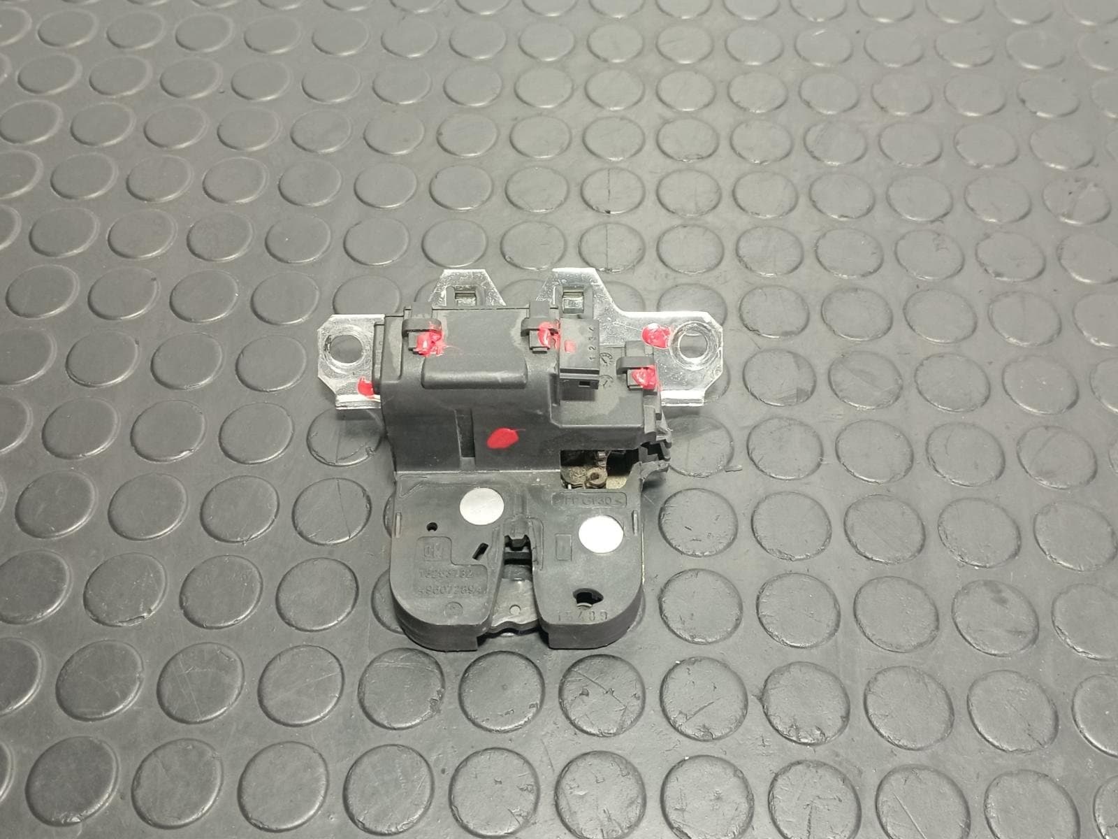 Recambio de CERRADURA MALETERO / PORTON para OPEL INSIGNIA BERLINA 2.0 CDTI A20DTH referencia OEM IAM 13253732 - NEGRO