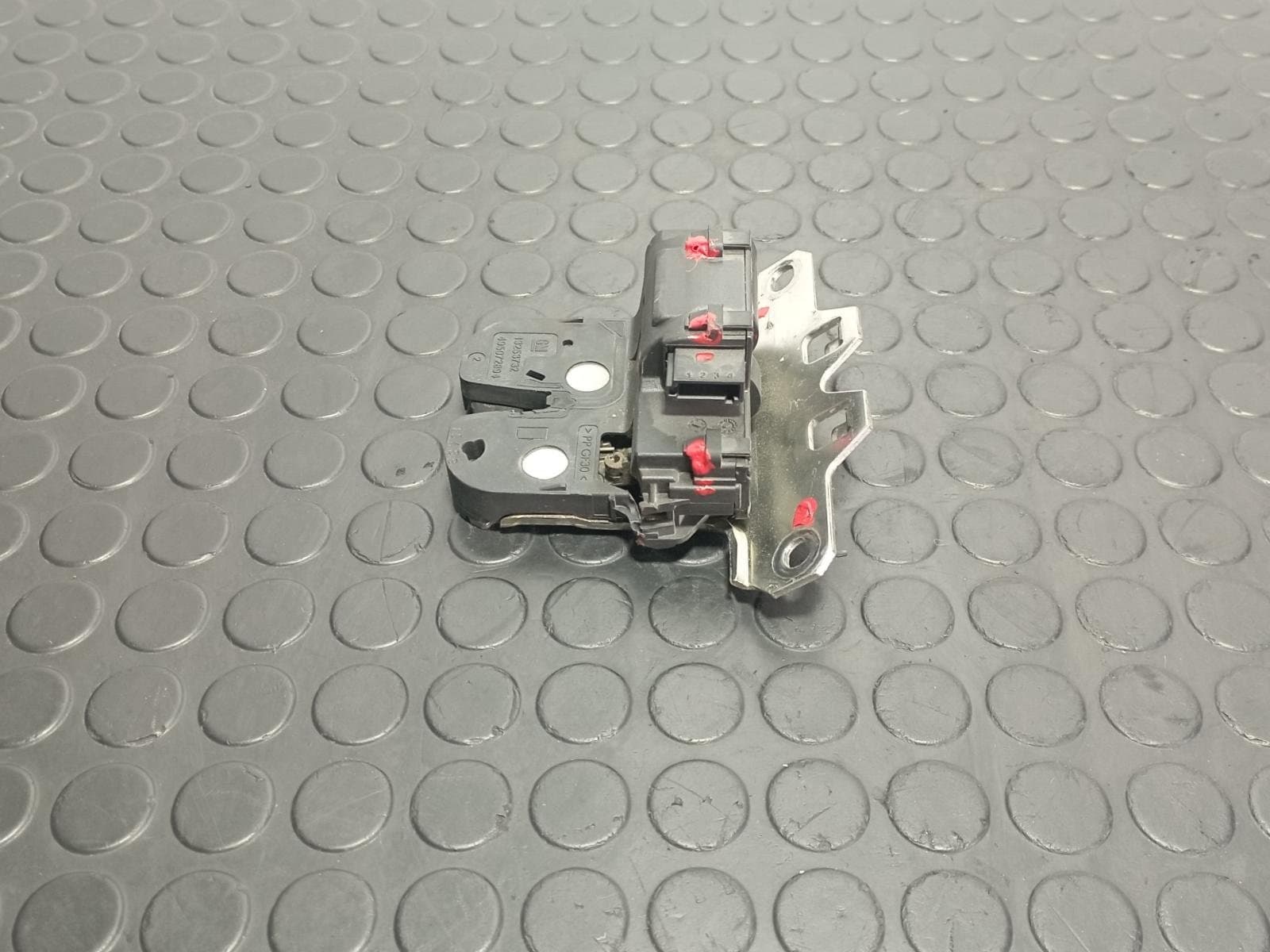 Recambio de CERRADURA MALETERO / PORTON para OPEL INSIGNIA BERLINA 2.0 CDTI A20DTH referencia OEM IAM 13253732 - NEGRO 2