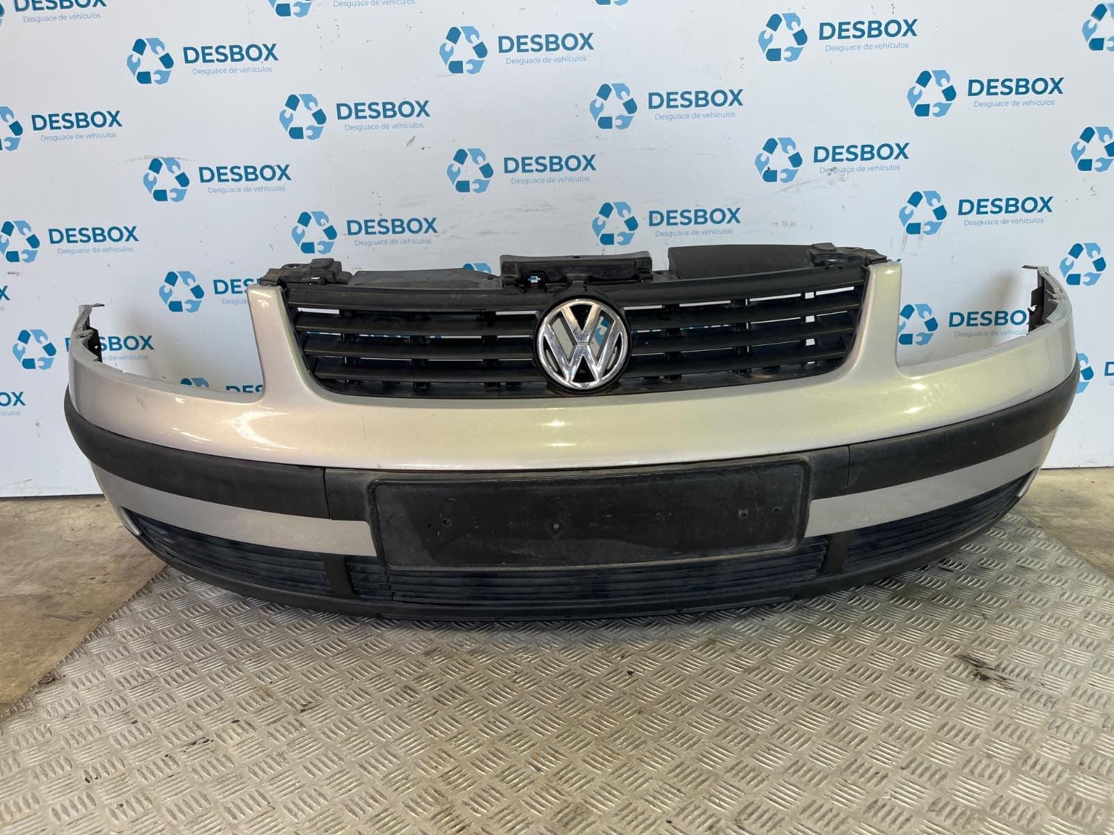 Recambio de PARAGOLPES DELANTERO para VOLKSWAGEN PASSAT BERLINA (3B2) 1.9 TDI AFN - GRIS