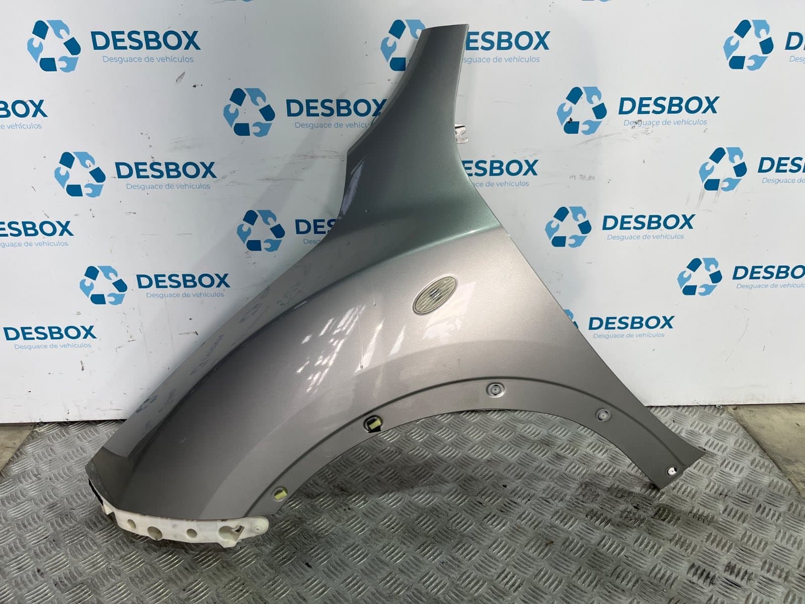 Recambio de ALETA DELANTERA IZQUIERDA para NISSAN JUKE (F15) 1.6 HR16DE - GRIS