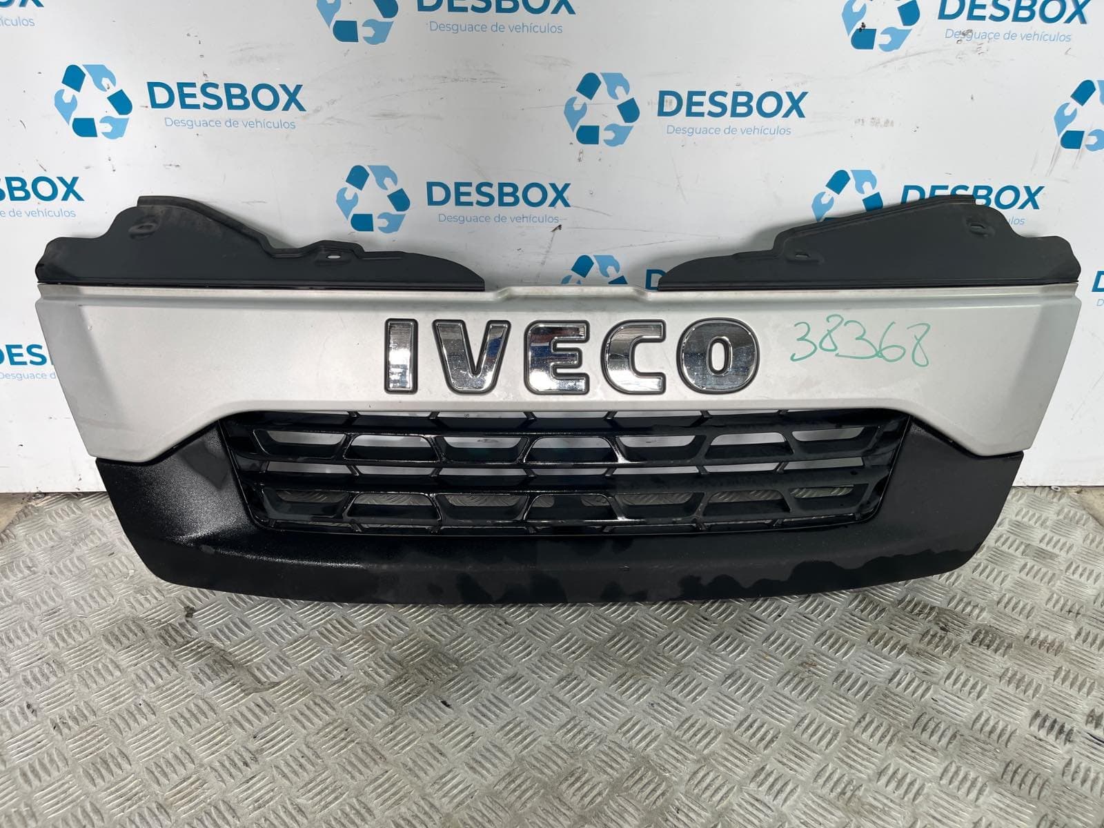 Recambio de REJILLA DELANTERA para IVECO DAILY VI Caja/Chasis 33S15, 35S15, 35C15 F1AFL411C referencia OEM IAM 5801342732KZ - BLANCO
