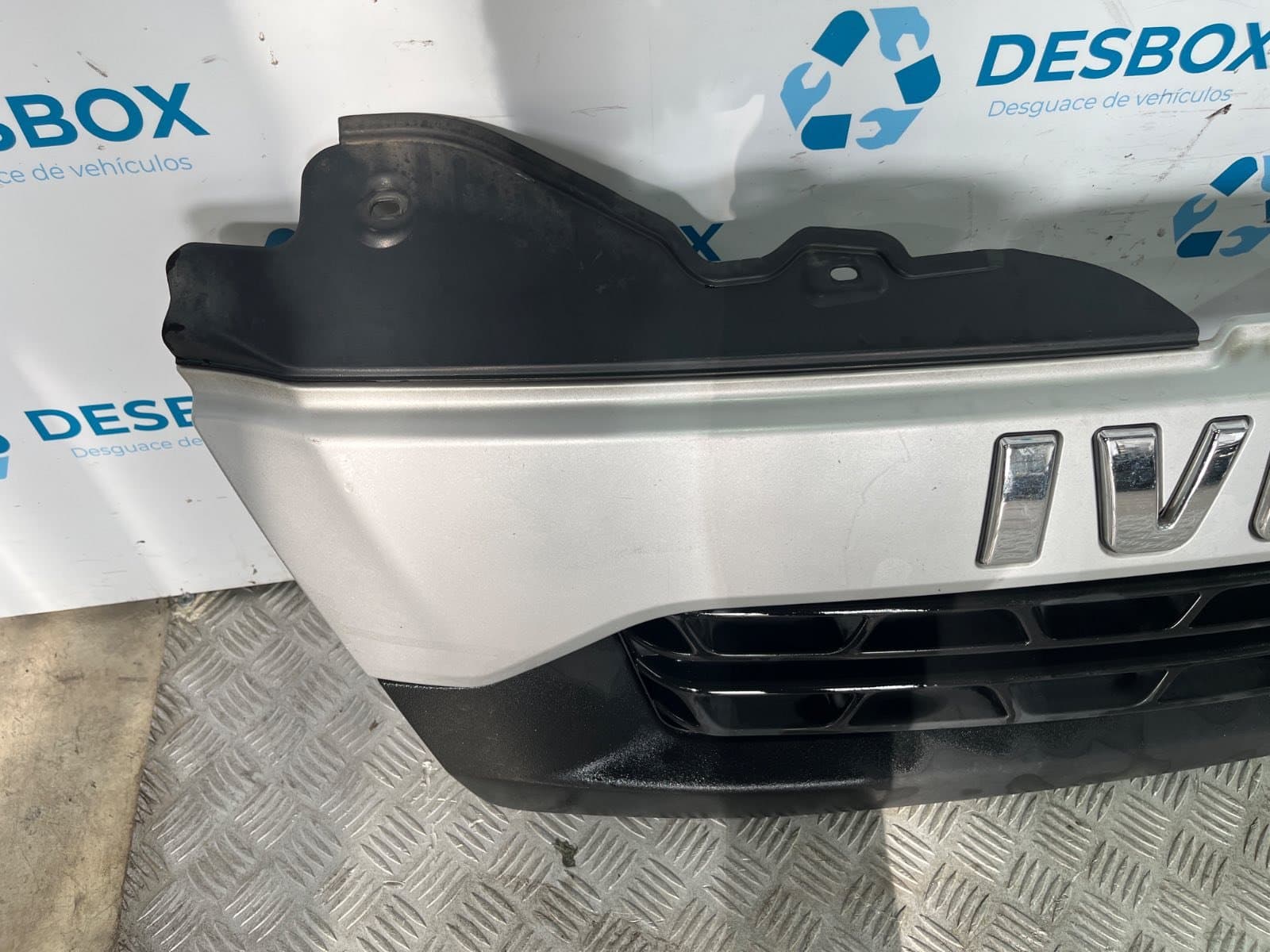 Recambio de REJILLA DELANTERA para IVECO DAILY VI Caja/Chasis 33S15, 35S15, 35C15 F1AFL411C referencia OEM IAM 5801342732KZ - BLANCO 2