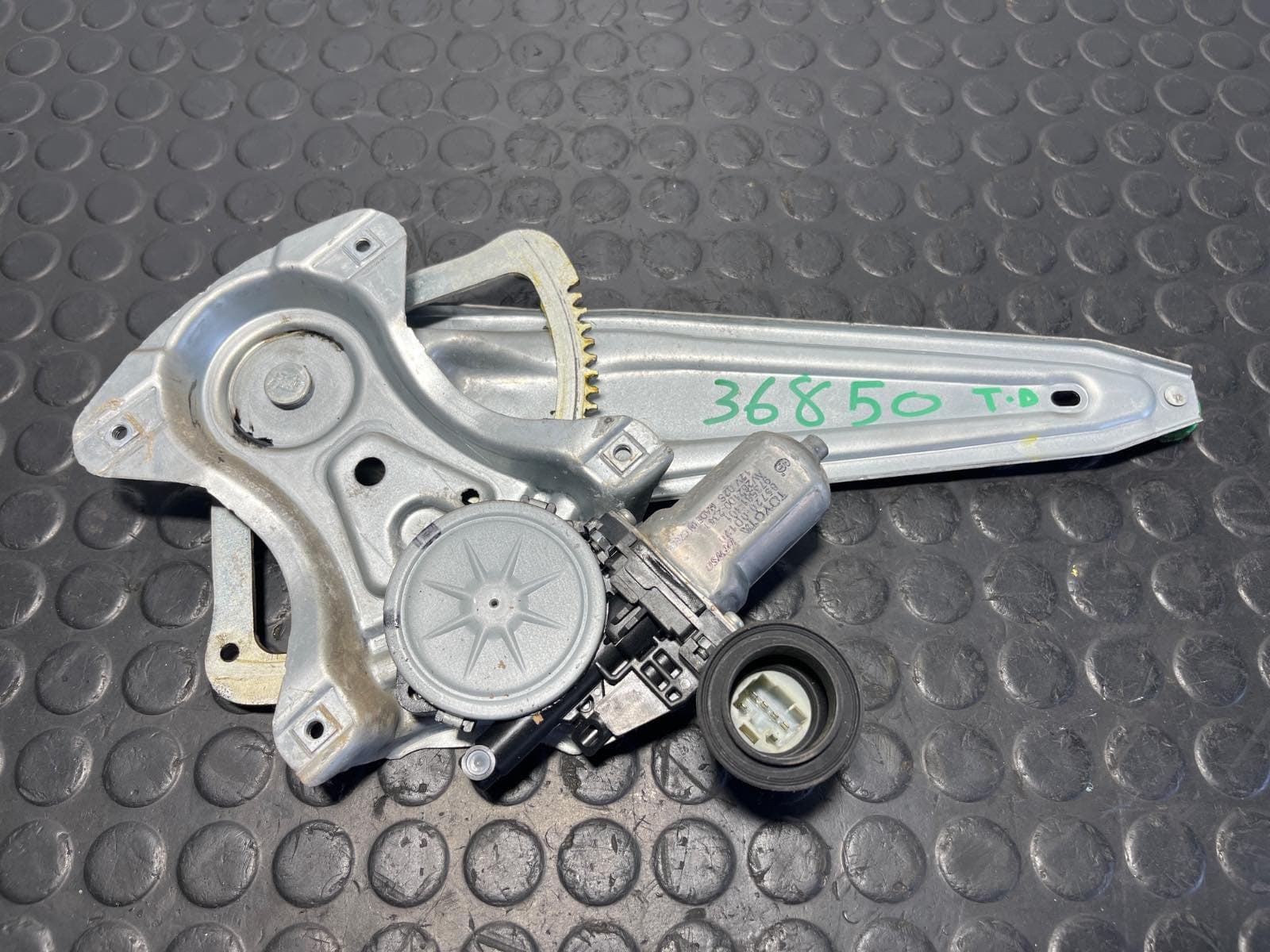 Recambio de ELEVALUNAS TRASERO DERECHO para TOYOTA AURIS 1.8 HYBRID 2ZR referencia OEM IAM 857200D120 - BLANCO