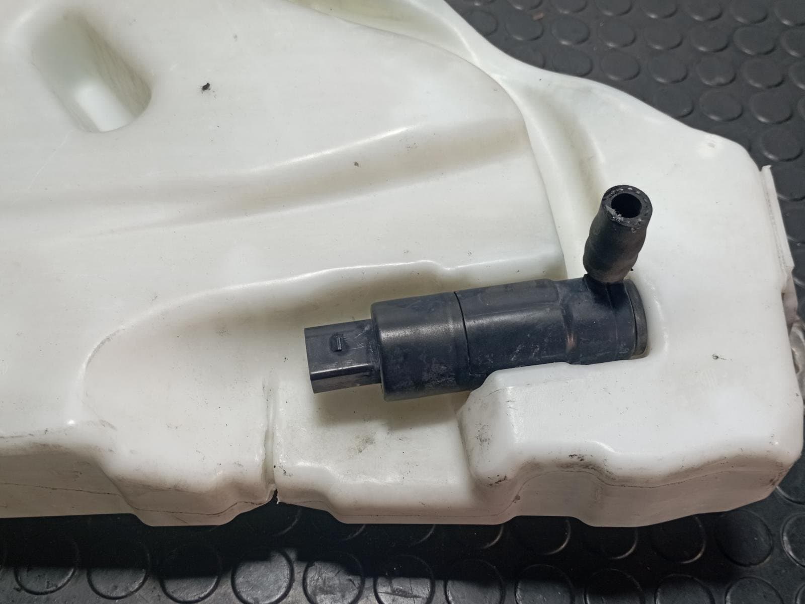 Recambio de DEPOSITO LIMPIA para VOLKSWAGEN TOUAREG (7LA) 5.0 V10 AYH referencia OEM IAM 7L0955453D - NEGRO 2