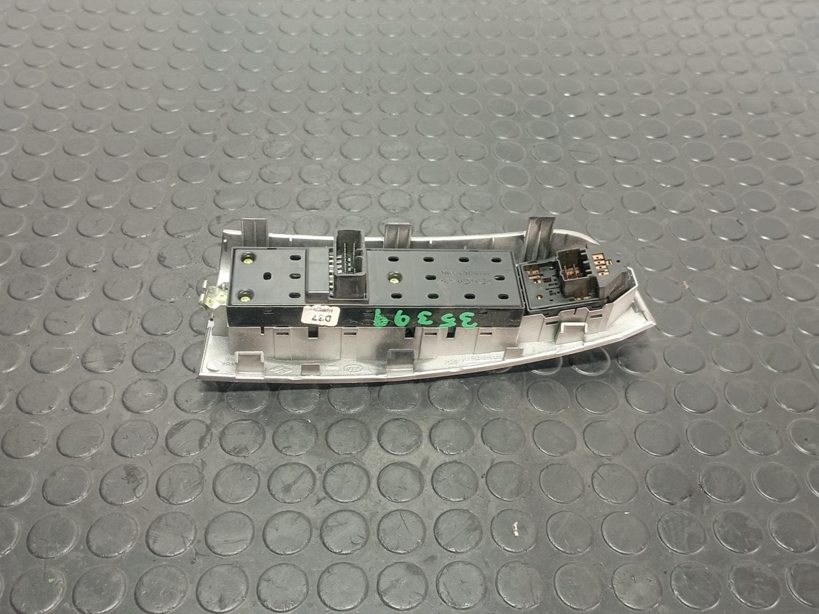 Recambio de MANDO ELEVALUNAS DELANTERO IZQUIERDO para KIA SPORTAGE Active 4X4 D4EAV referencia OEM IAM  4834931110 - NEGRO 2