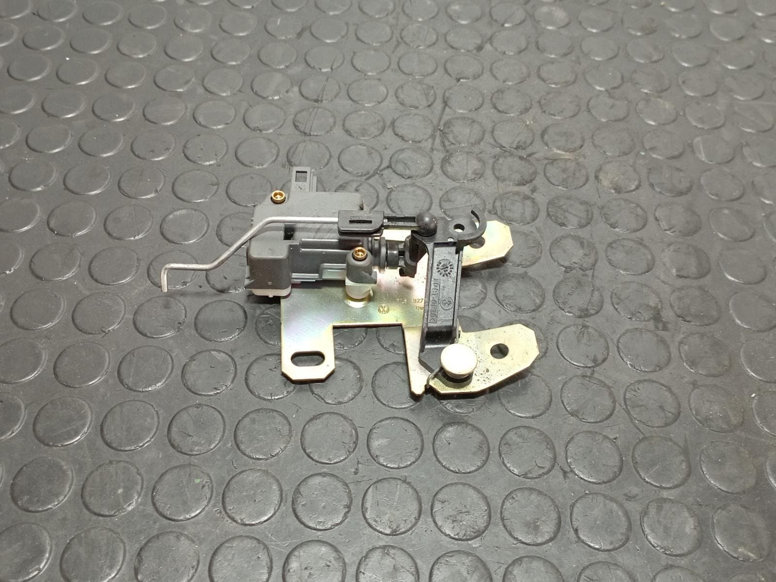 Recambio de MOTOR CIERRE CENTRALIZADO PORTON para VOLKSWAGEN TOUAREG (7LA) 5.0 V10 AYH referencia OEM IAM 7L6827425 - NEGRO