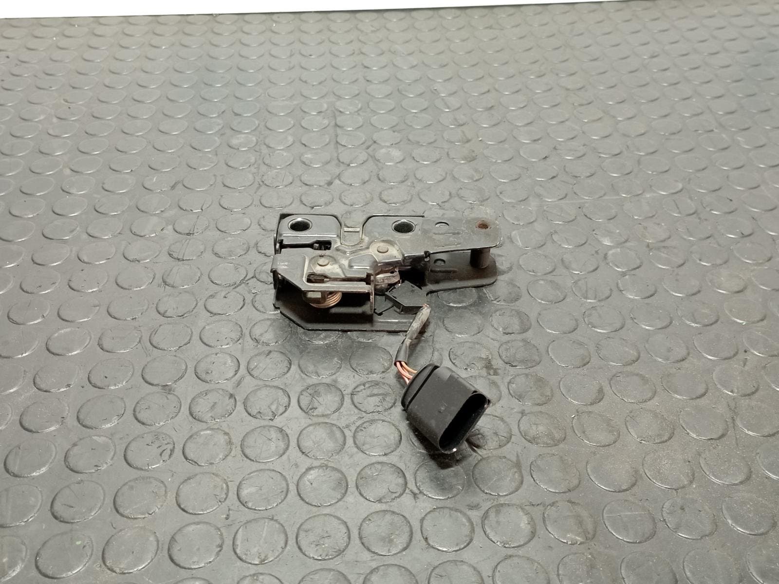 Recambio de CERRADURA CAPO para VOLKSWAGEN TOUAREG (7LA) 5.0 V10 AYH referencia OEM IAM 7L0823509A - NEGRO