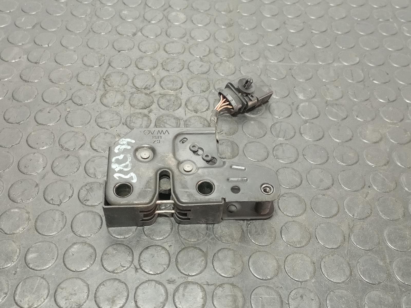 Recambio de CERRADURA CAPO para VOLKSWAGEN TOUAREG (7LA) 5.0 V10 AYH referencia OEM IAM 7L0823509A - NEGRO 3
