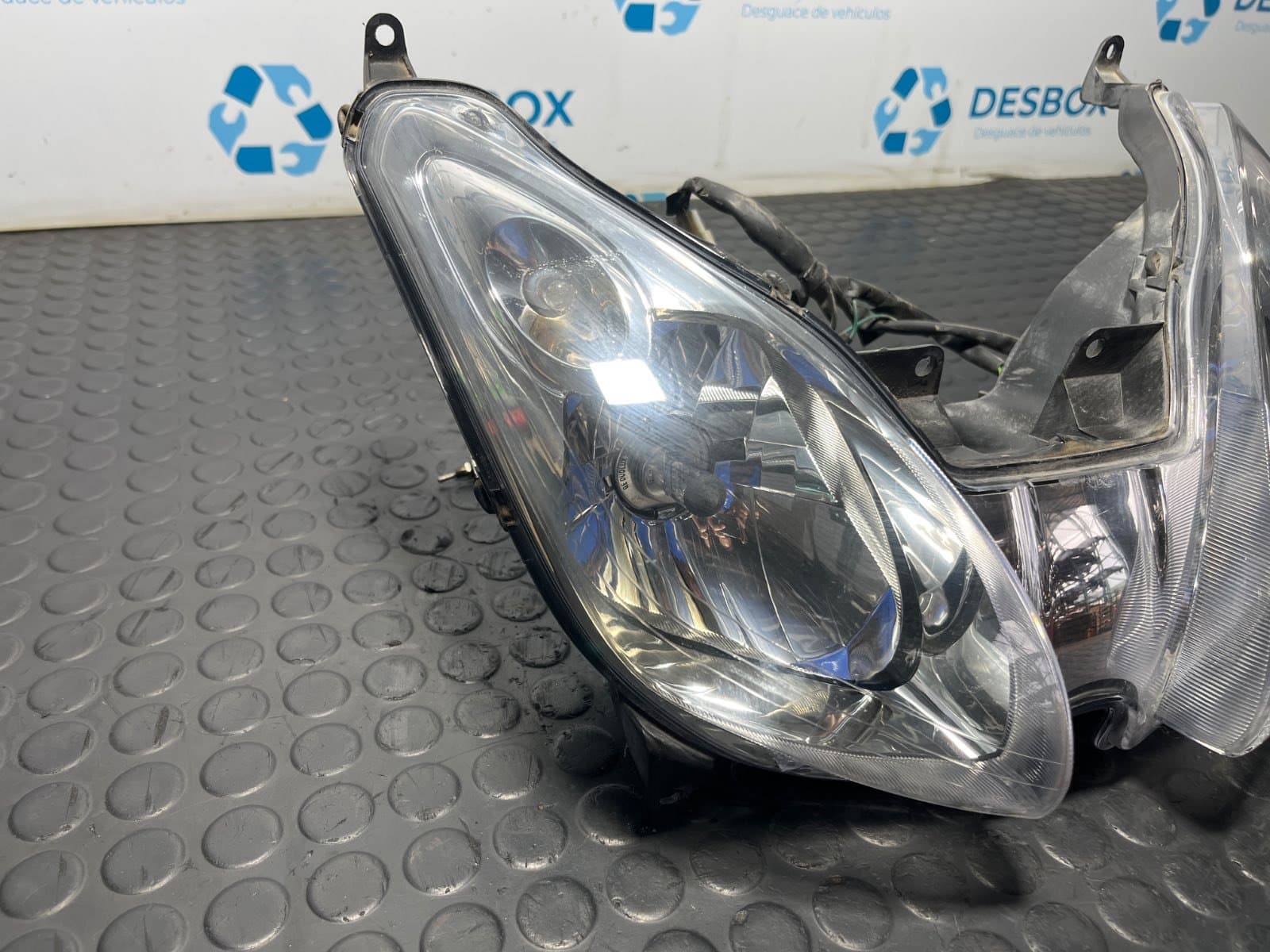 Recambio de FARO  para YAMAHA X-MAX 250 250 referencia OEM IAM 10553600 - ROJO 2
