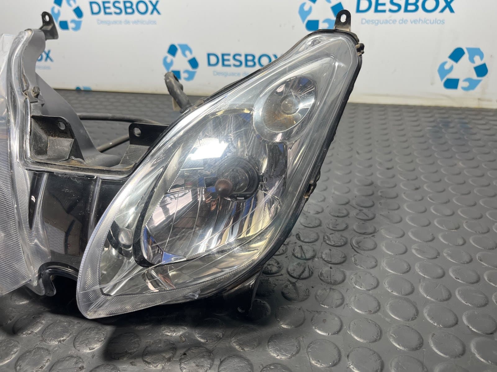 Recambio de FARO  para YAMAHA X-MAX 250 250 referencia OEM IAM 10553600 - ROJO 3