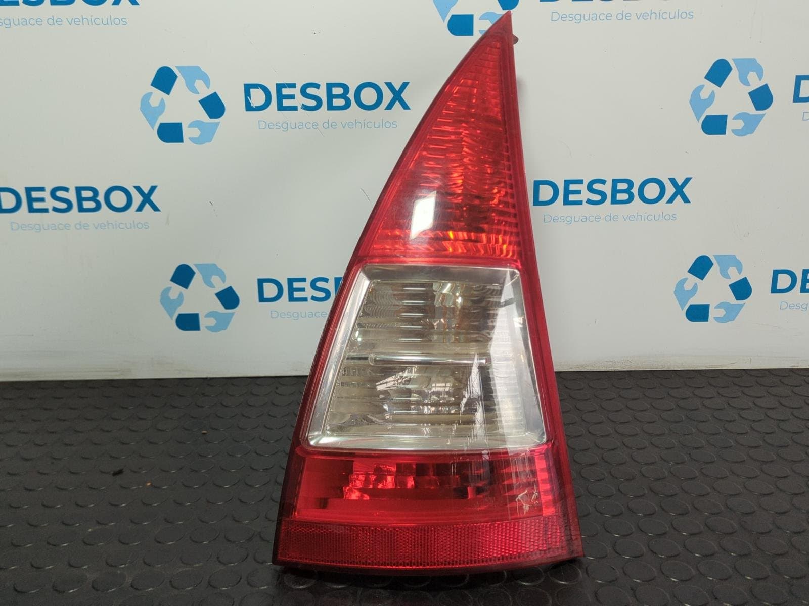 Recambio de PILOTO TRASERO IZQUIERDO para CITROEN C3 1.4 HDi Exclusive 8HX(DV4TD) referencia OEM IAM 2572 - ROJO