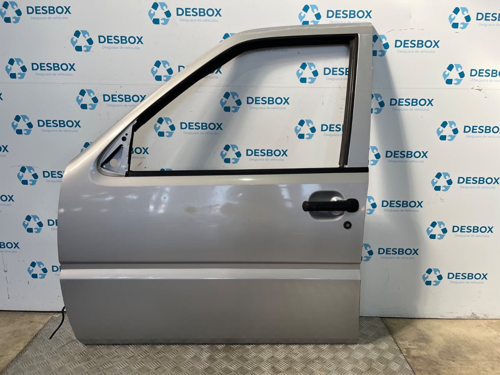 Recambio de PUERTA DELANTERA IZQUIERDA para NISSAN TERRANO II 2.4 i 12V 4WD KA24E - GRIS