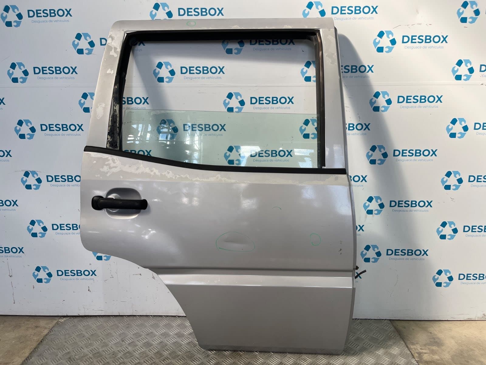 Recambio de PUERTA TRASERA DERECHA para NISSAN TERRANO II 2.4 i 12V 4WD KA24E - GRIS