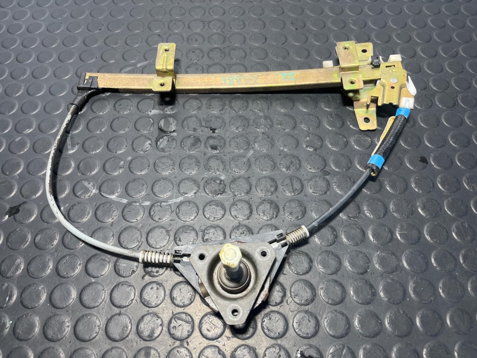 Recambio de ELEVALUNAS TRASERO IZQUIERDO para NISSAN TERRANO II 2.4 i 12V 4WD KA24E - GRIS