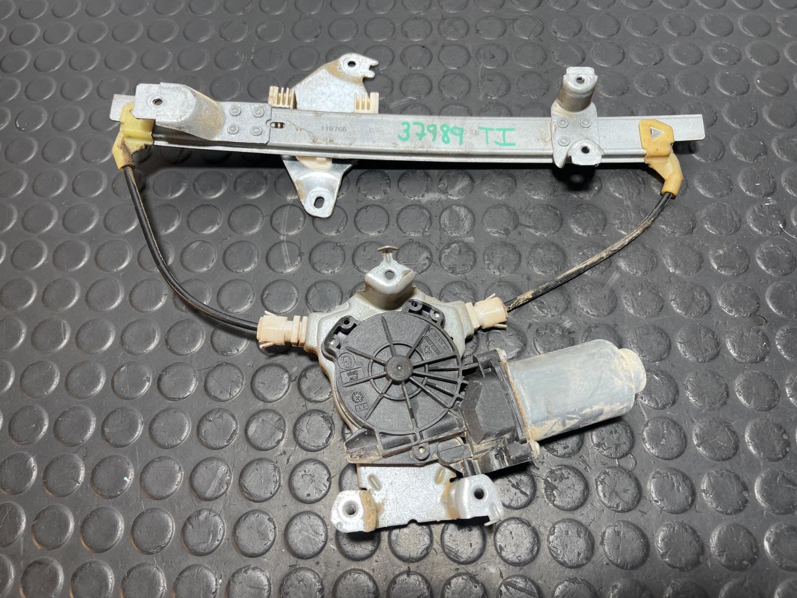 Recambio de ELEVALUNAS TRASERO IZQUIERDO para NISSAN QASHQAI (J10) 1.5 DCI K9K referencia OEM IAM 119766 - NEGRO
