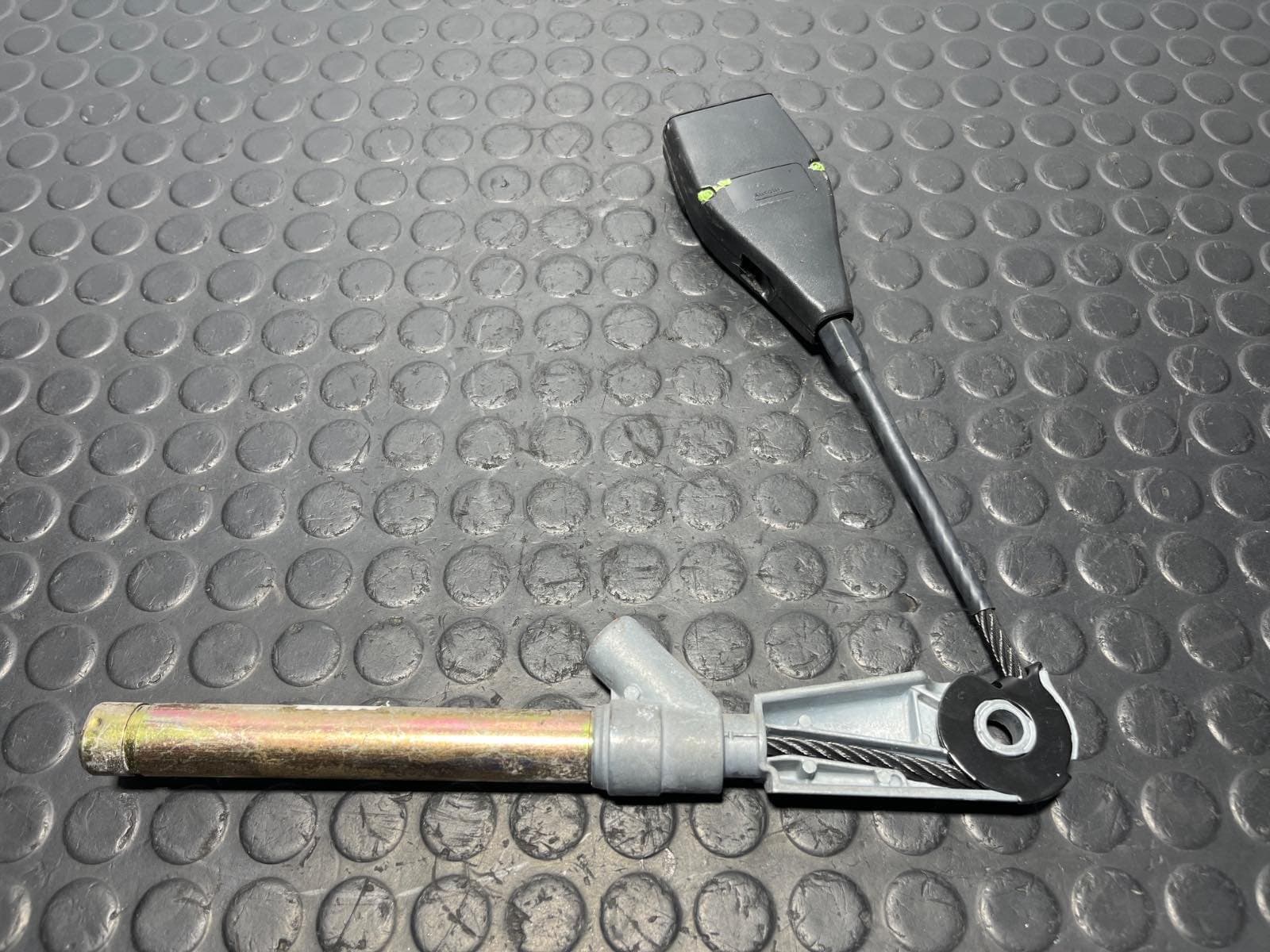 Recambio de ENGANCHE CINTURON DELANTERO IZQUIERDO para RENAULT SCENIC II 1.5 DCI K9K P7 - ROJO