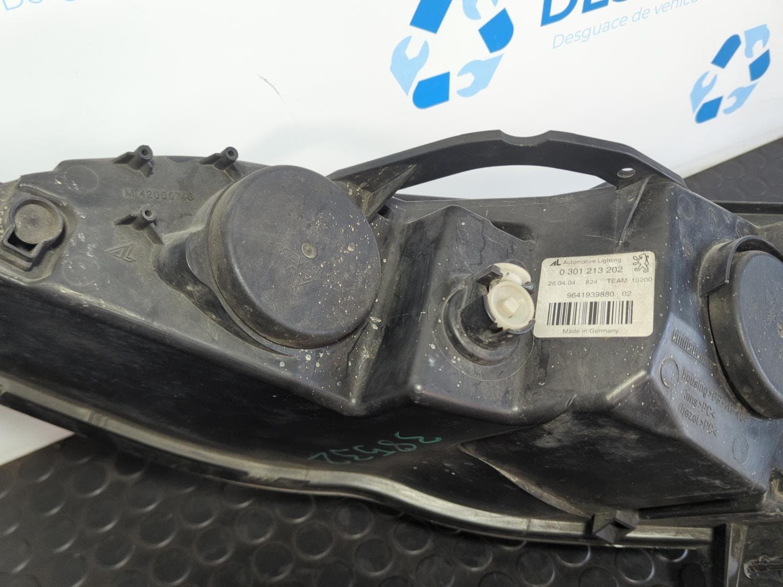Recambio de FARO DERECHO para PEUGEOT 407 ST Confort RHR(DW10BTED4) referencia OEM IAM 0301213202  - GRIS 2
