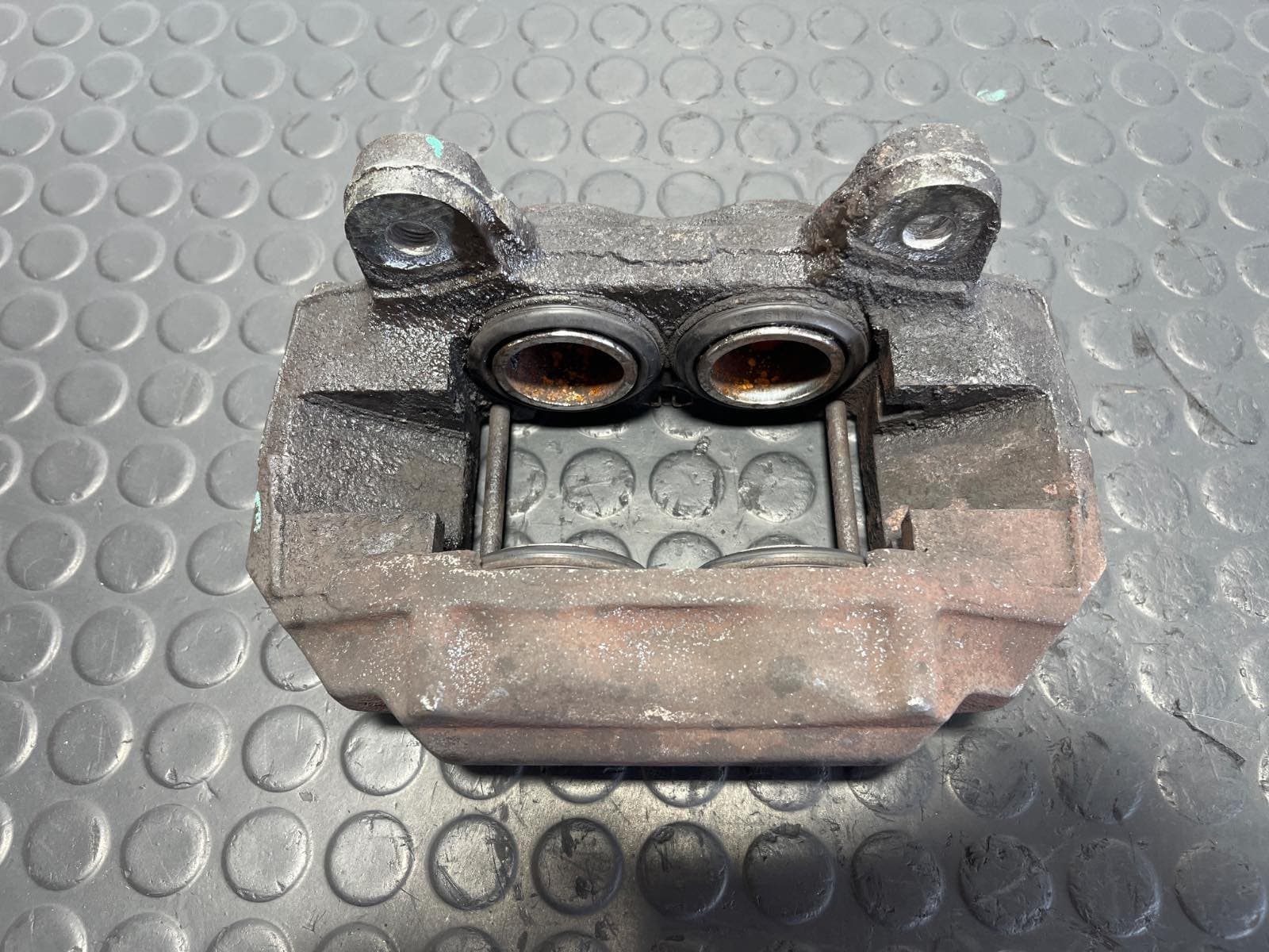 Recambio de PINZA DE FRENO DELANTERA IZQUIERDA para TOYOTA LAND CRUISER HDJ80 LAND CRUISER 4.2 TD 1HDT referencia OEM IAM S13WC - NEGRO 4